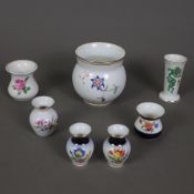 Konvolut Vasen - 7 Stück, 20.Jh., Porzellan, diverse Dekore: Blumenmalerei / Rote Rose / grüner Dra
