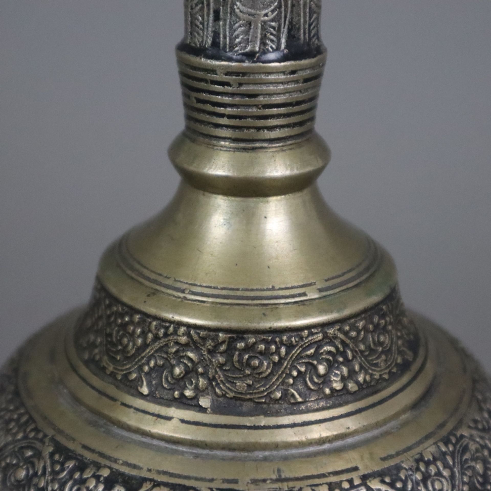 Metallvase - Weißmetall, über rundem ausgestelltem Fuß gedrückt kugeliger Korpus mit Trompetenhals, - Bild 4 aus 9