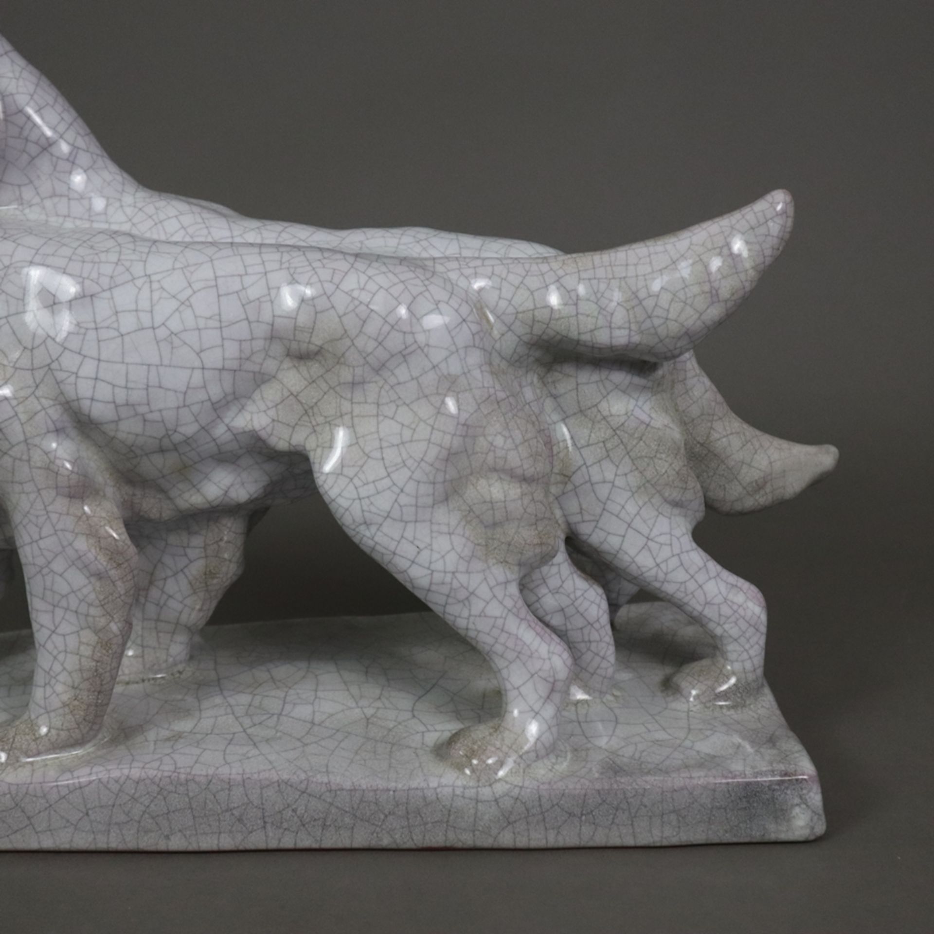 Tierfigur "Jagdhunde"- Karlsruher Majolika, Entwurf: Lilli Hummel-König (1901-1975) um 1930, roter - Image 7 of 8