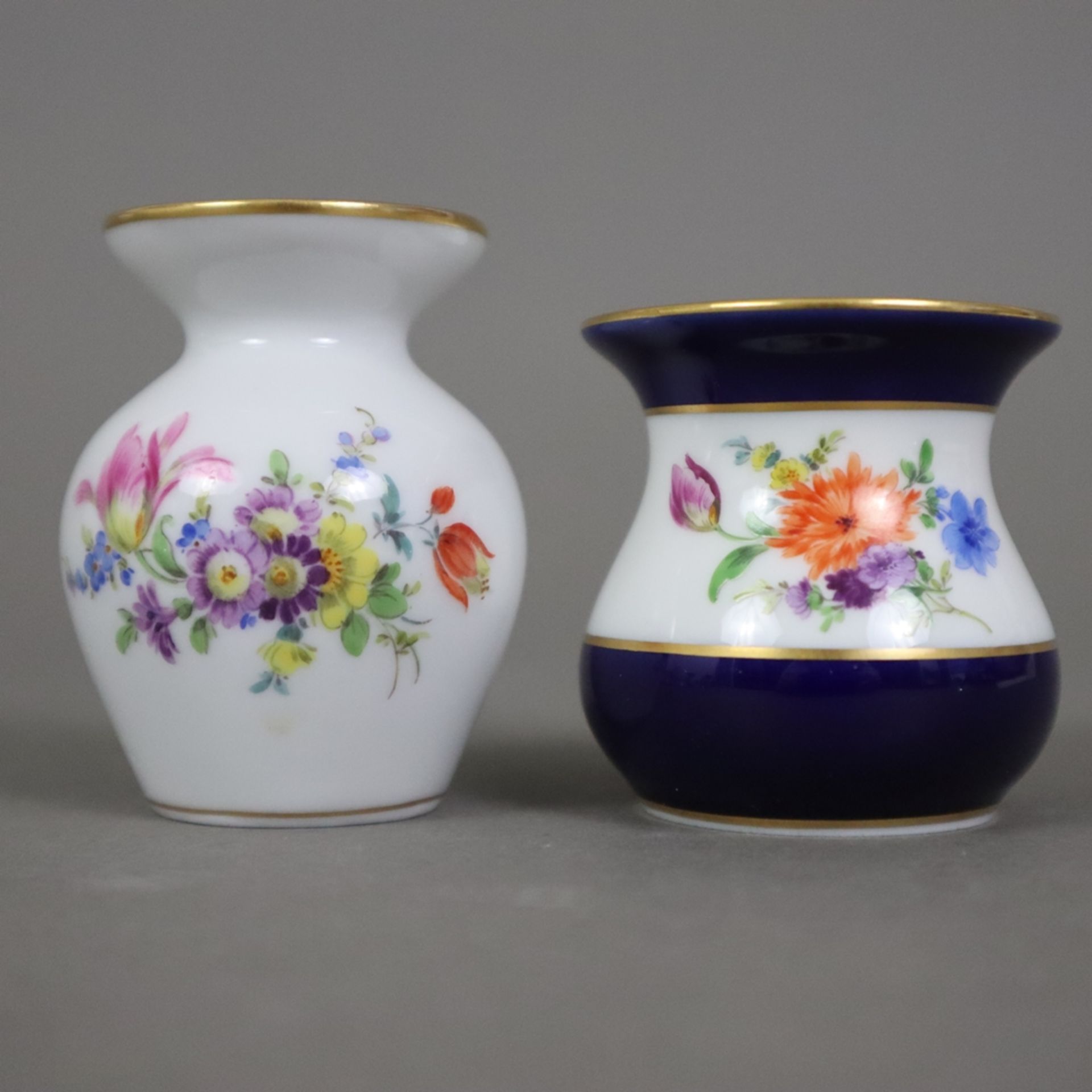 Konvolut Vasen - 7 Stück, 20.Jh., Porzellan, diverse Dekore: Blumenmalerei / Rote Rose / grüner Dra - Bild 4 aus 7