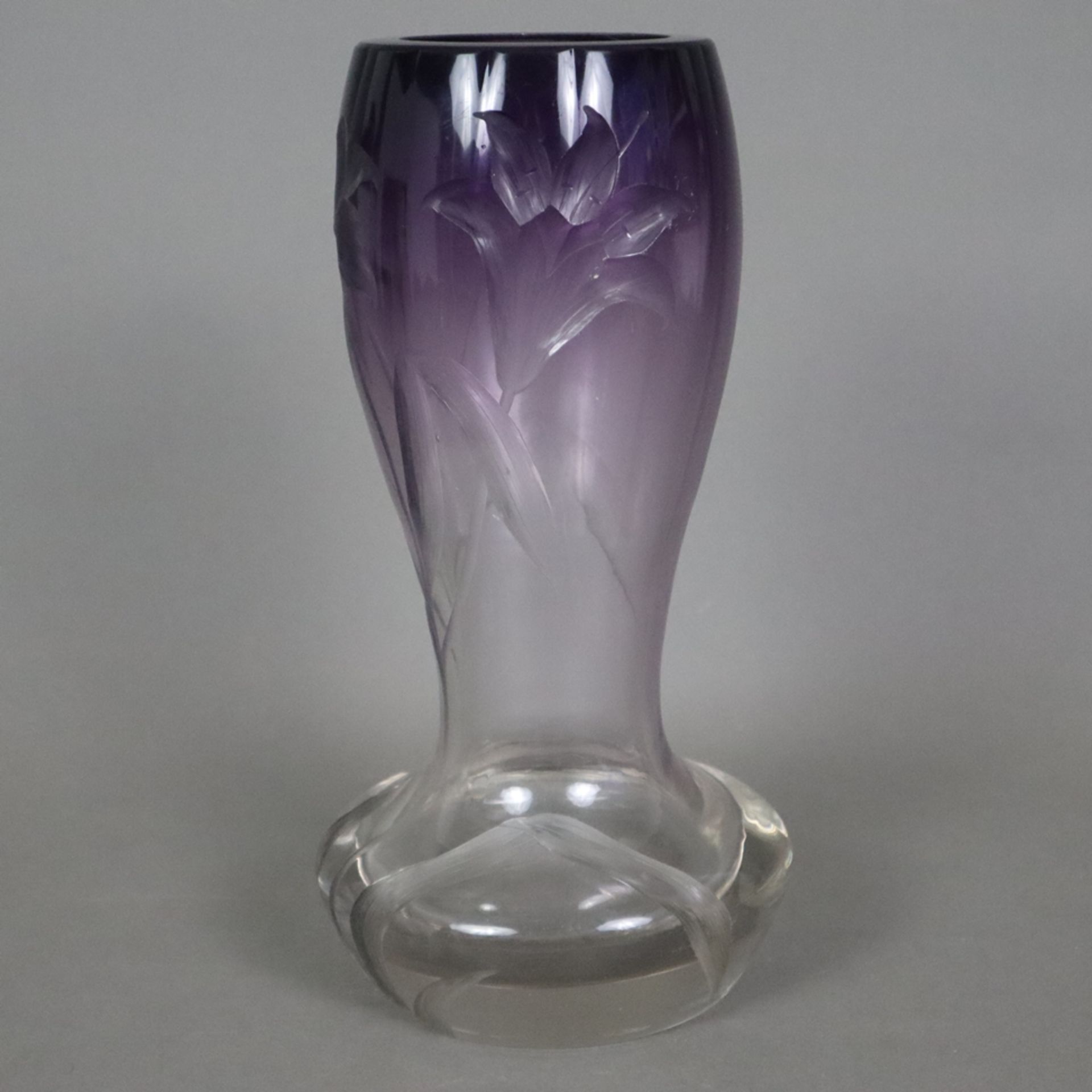 Jugendstil-Glasvase - wohl Ludwig Moser, Karlsbad, dickwandiges farbloses Glas mit violett verlaufe