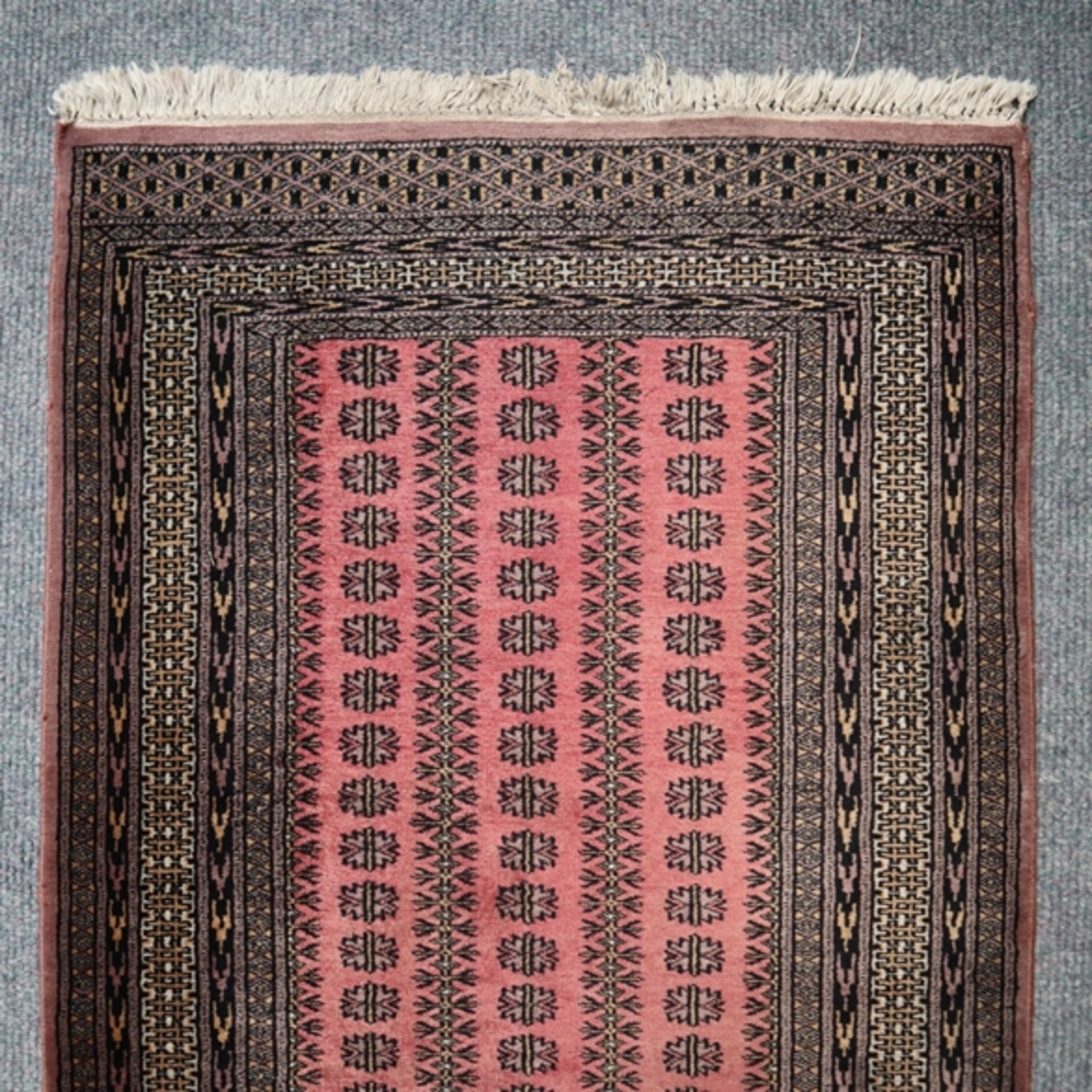 Buchara-Läufer - Pakistan, 20. Jh., Wolle, ornamental gemustert, ca. 265 x 82 cm, Gebrauchsspuren,  - Bild 2 aus 7