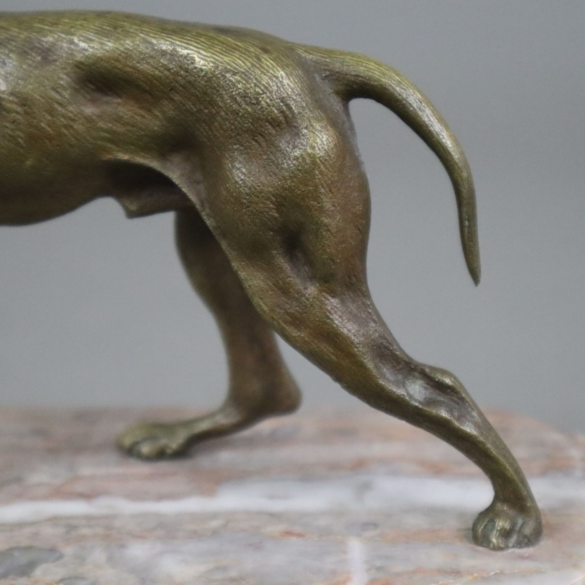 Tierskulptur "Jagdhund" - Bronze, braun patiniert, naturalistische Darstellung in bewegter Pose, na - Bild 6 aus 6