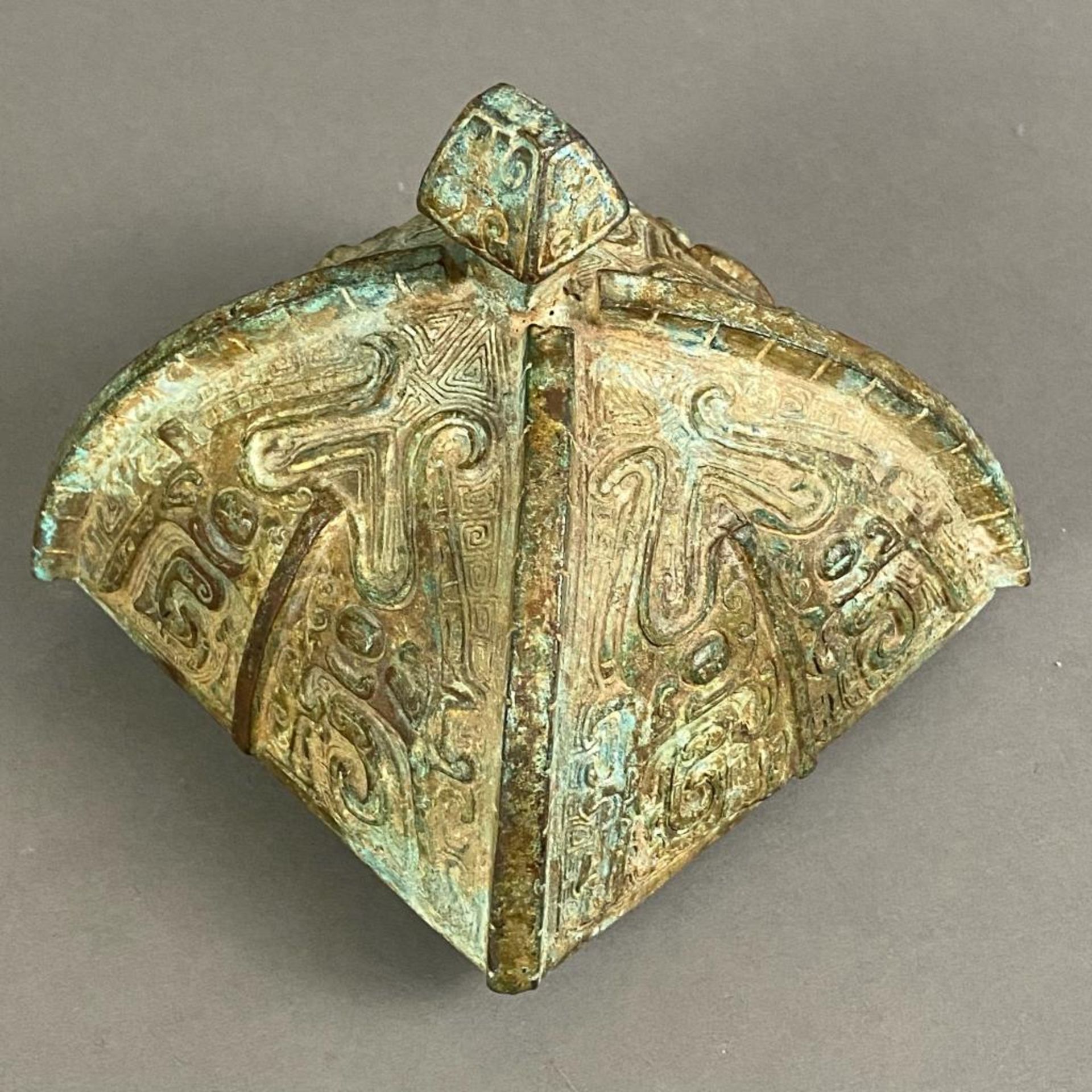 Fanghu-Vase im archaischen Stil - China, grün-braun patinierte Bronze, vierkantige gebauchte Form a - Bild 3 aus 10