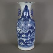 Große Rouleauvase - China, ausgehende Qing-Dynastie, Porzellan mit Blau-Weiß-Dekor: umlaufend stili
