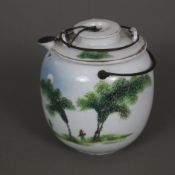 Kleine Teekanne mit Einsatz - China, Porzellan, ovoide Wandung, pilzförmiger Einsatz mit Tülle und 