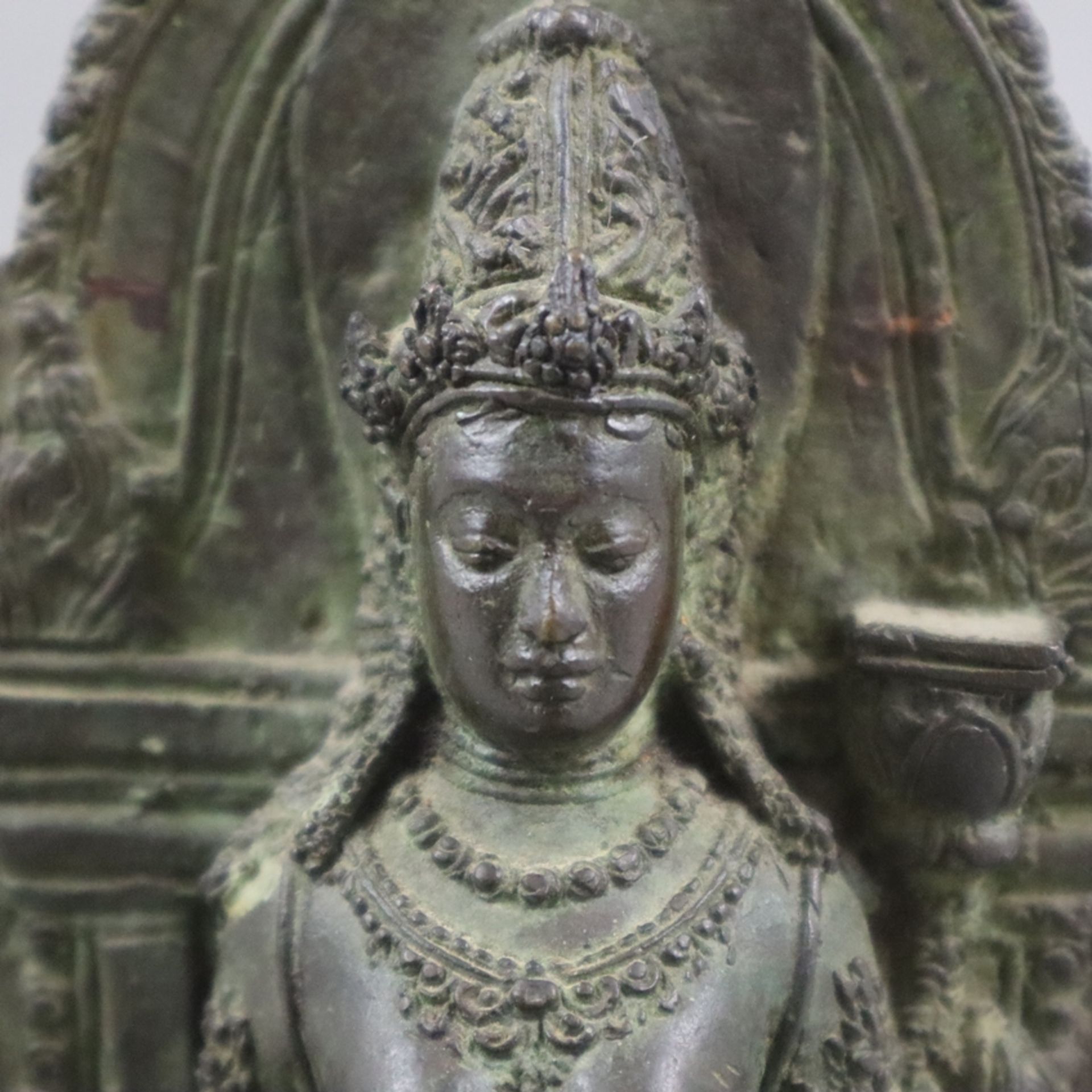 Prajnaparamita-Bodhisattva - Indonesien, Bronze, altpatiniert, Darstellung der buddhistischen Gotth - Bild 3 aus 10