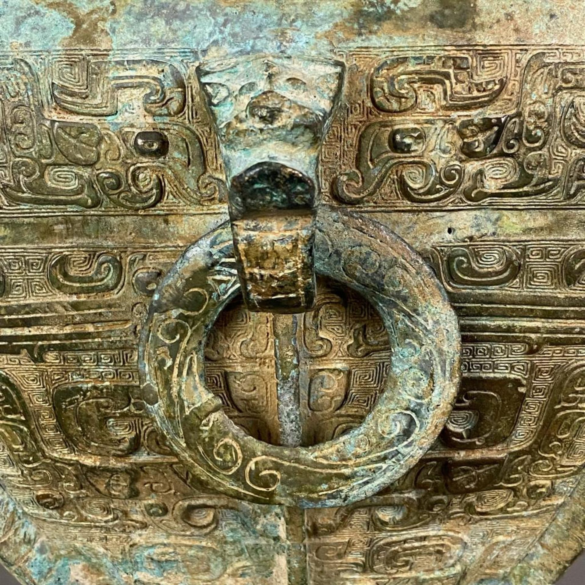 Fanghu-Vase im archaischen Stil - China, grün-braun patinierte Bronze, vierkantige gebauchte Form a - Bild 7 aus 10