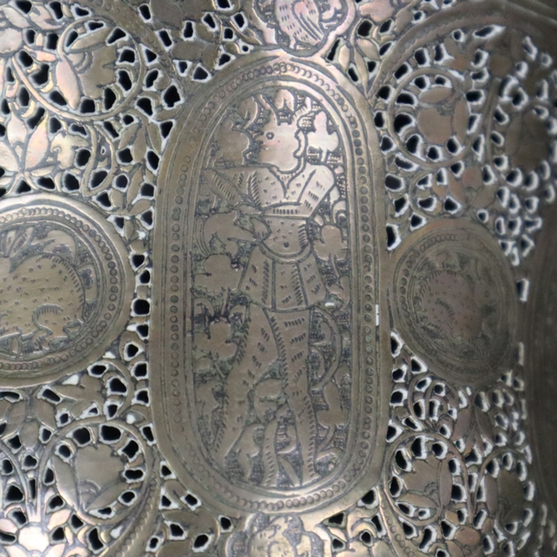 Potpourri-Deckelgefäß - Persien, 19.Jh. oder früher, Messing, gefußte Kelchschale mit Haubendeckel, - Bild 10 aus 15