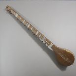 Große orientalische Langhalslaute - wohl Afghanistan um 1900, traditionelles Saiteninstrument, klei