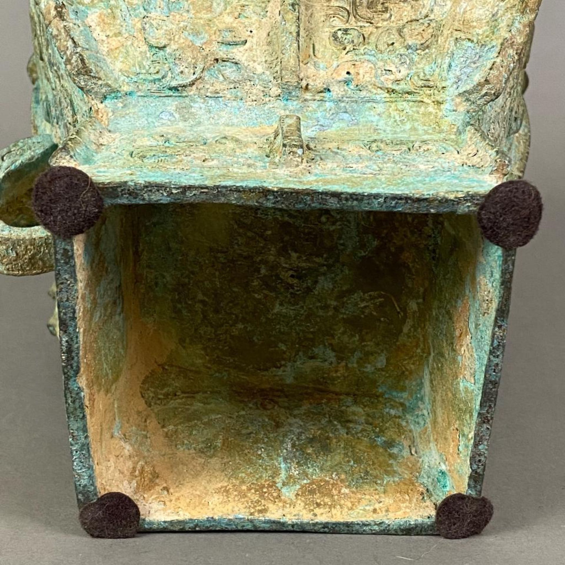 Fanghu-Vase im archaischen Stil - China, grün-braun patinierte Bronze, vierkantige gebauchte Form a - Bild 10 aus 10