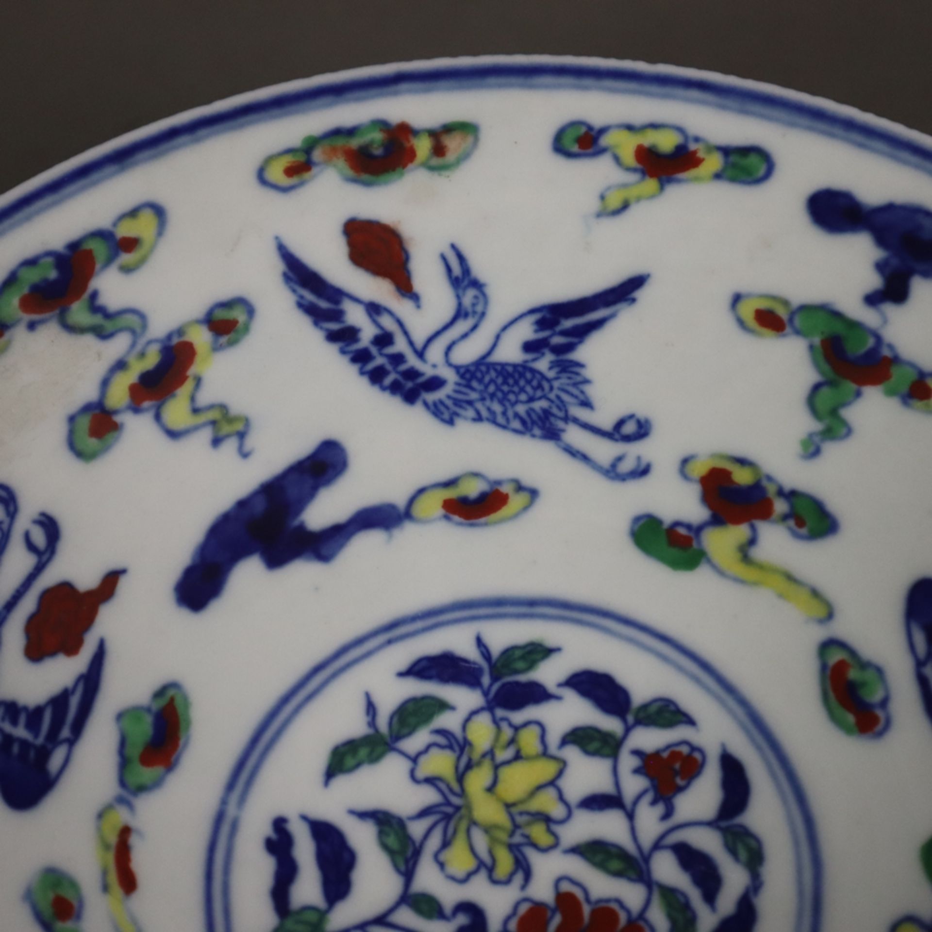 Fußschale & kleiner Teller - China, Doucai-Schale mit Kranichen, Lingzhi-Wolken, Phönixen und Blüte - Bild 5 aus 12