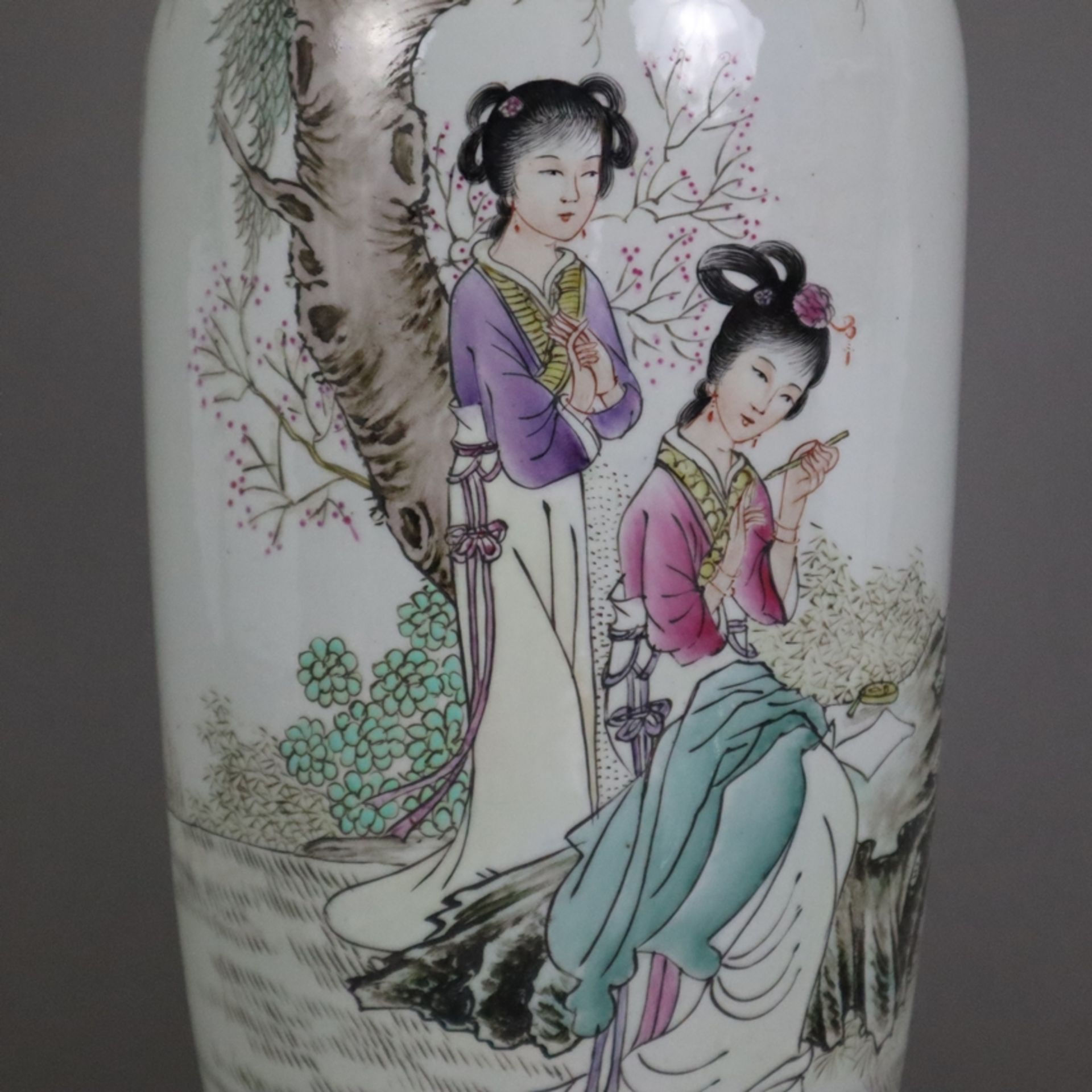 Rouleauvase - China, Porzellan dekoriert mit Emailfarben der Famille rose, schauseitig Landschaft m - Bild 4 aus 11