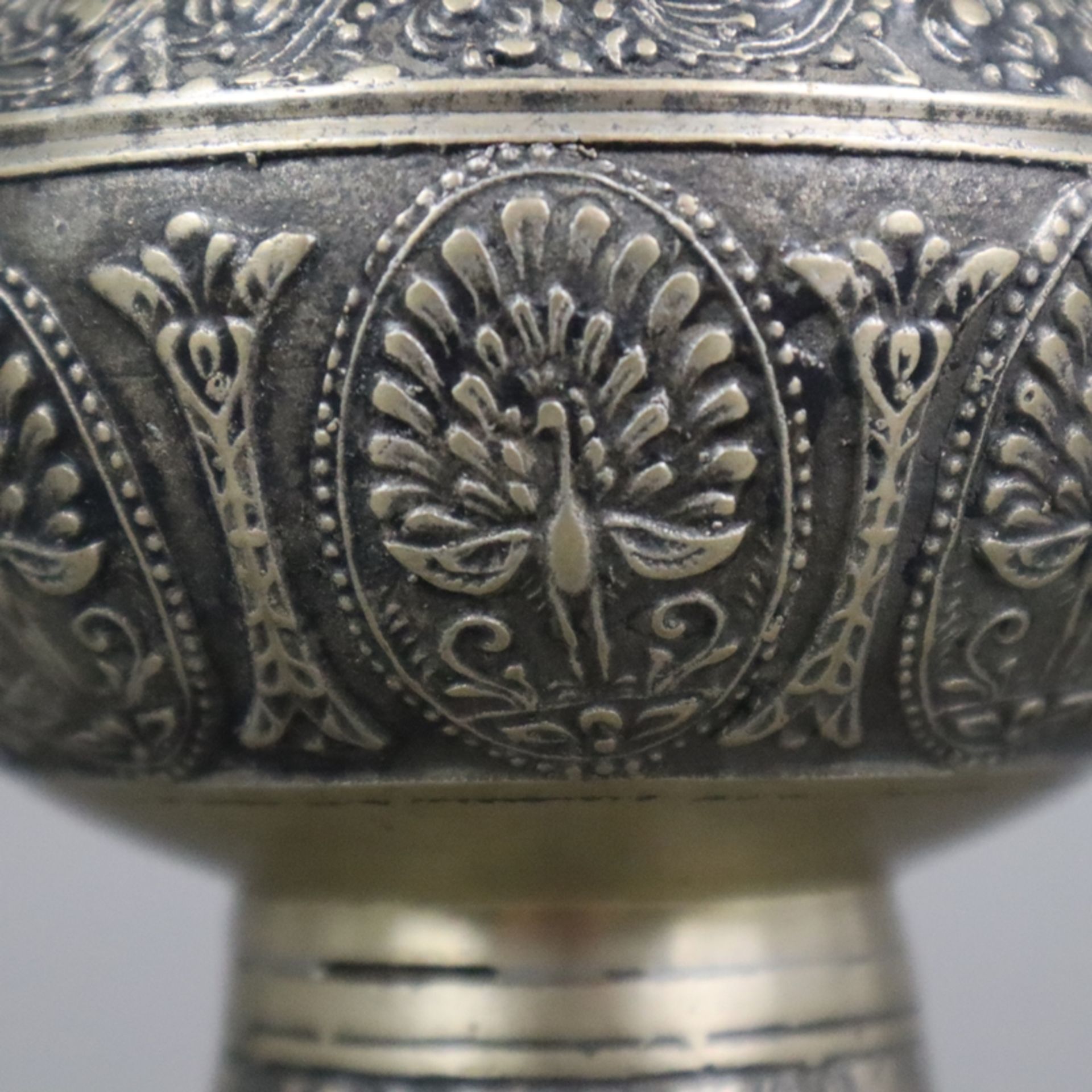 Metallvase - Weißmetall, über rundem ausgestelltem Fuß gedrückt kugeliger Korpus mit Trompetenhals, - Image 7 of 9
