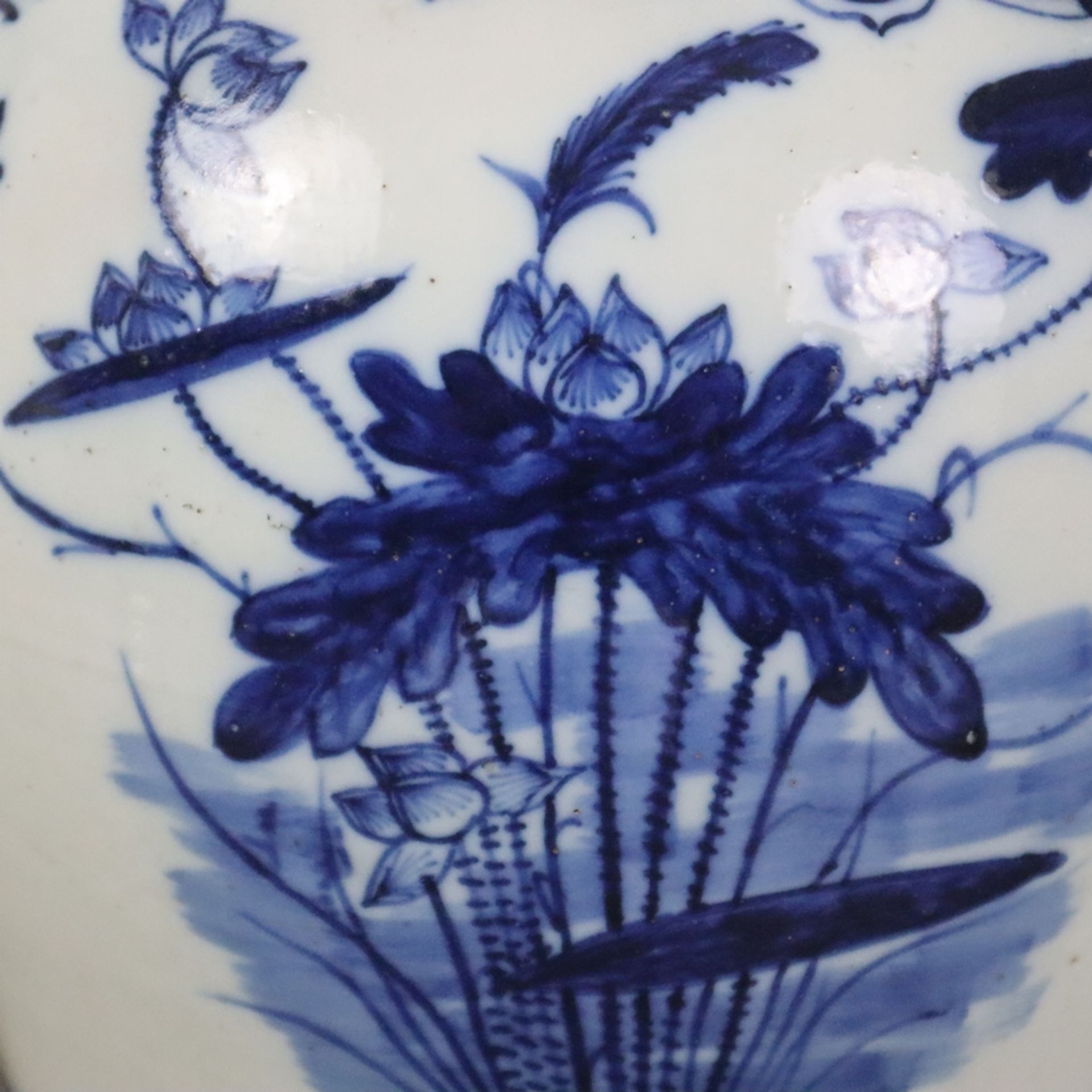 Blau-weiße Balustervase - China, späte Qing-Dynastie, Porzellan, stark gebauchte Wandung mit ausges - Bild 6 aus 9