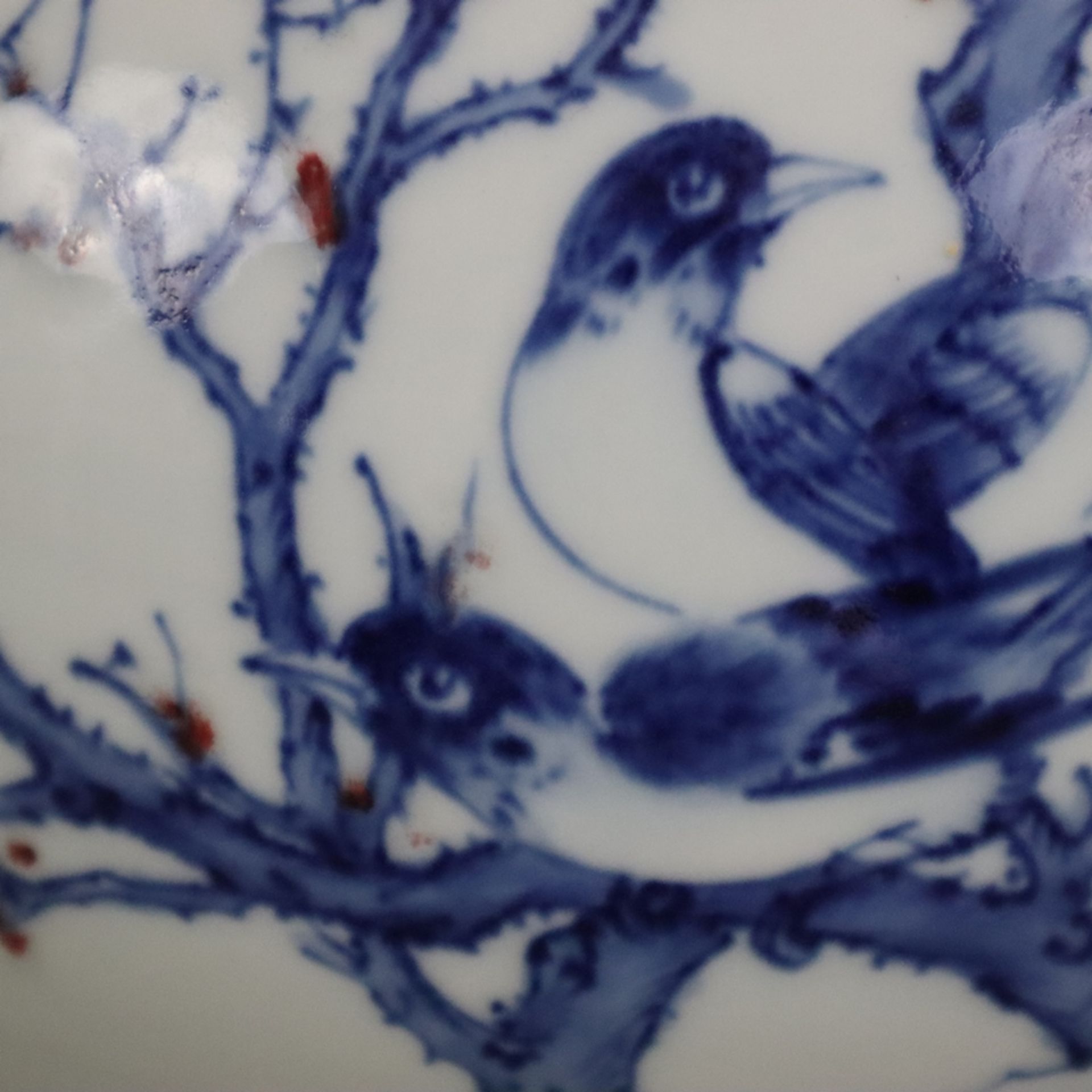 Flaschenvase - Tian qiu ping-Typus, China 1.Hälfte 20.Jh., Bemalung in Blau und Rot mit Vogelschwar - Bild 8 aus 10