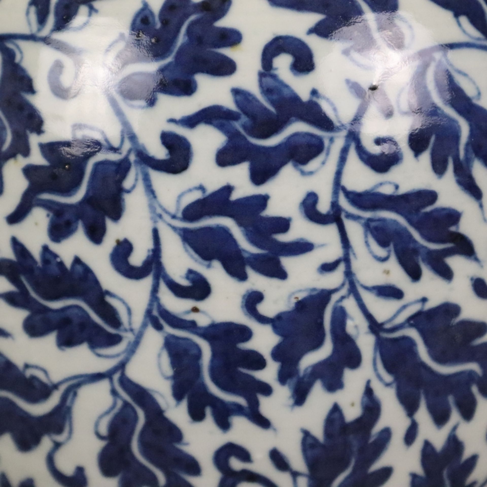 Blau-weiße Balustervase - China, späte Qing-Dynastie, Porzellan, umlaufend in Unterglasurblau bemal - Bild 6 aus 9