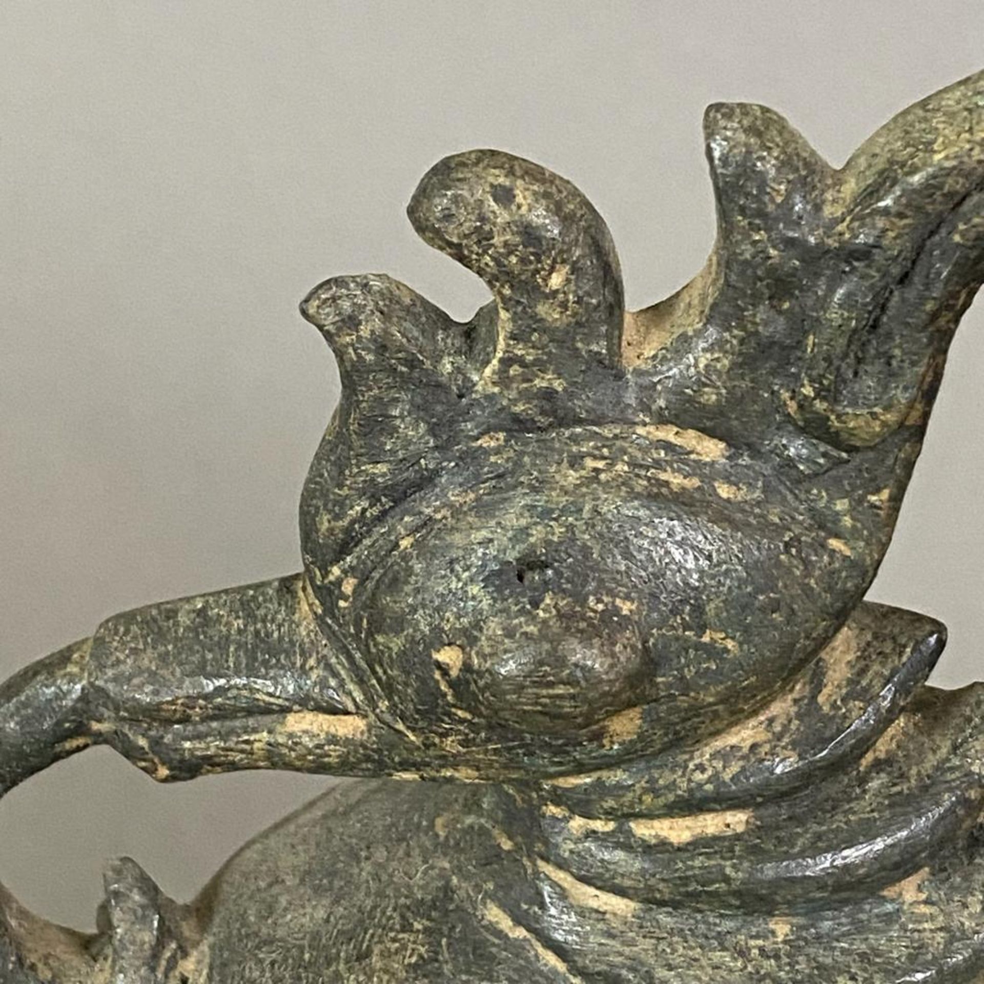 Großes altes Opiumgewicht - in Gestalt einer Hintha (mythischer Vogel) auf konischem rundem Sockel, - Bild 5 aus 10