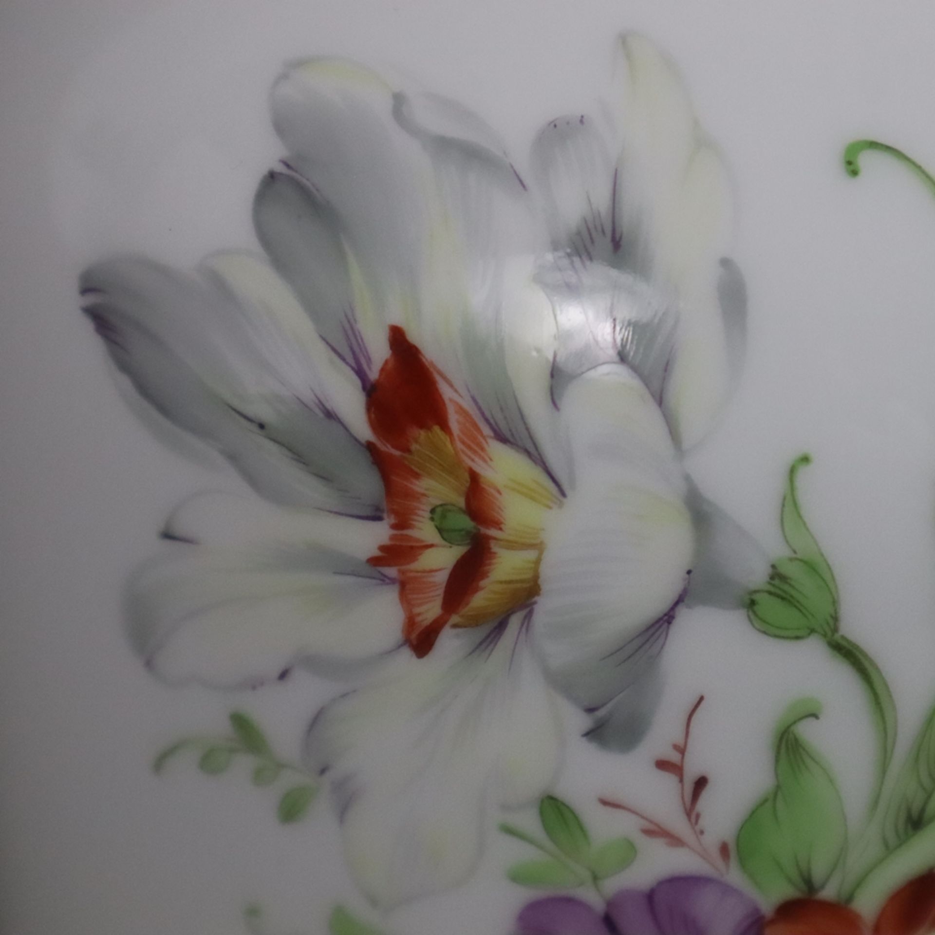 Balustervase - Hoechst, 20.Jh., Porzellan, schauseitig polychrome Blumenmalerei, goldgerandet, unte - Bild 5 aus 6