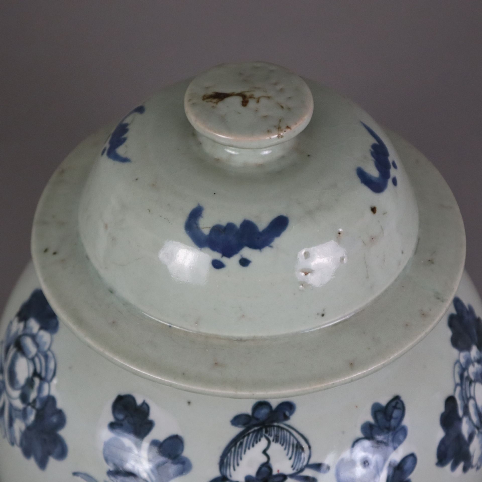 Schultervase mit Deckel - China um 1900, Porzellan, sehr helle Seladonglasur, schauseitig Floralmot - Bild 2 aus 11