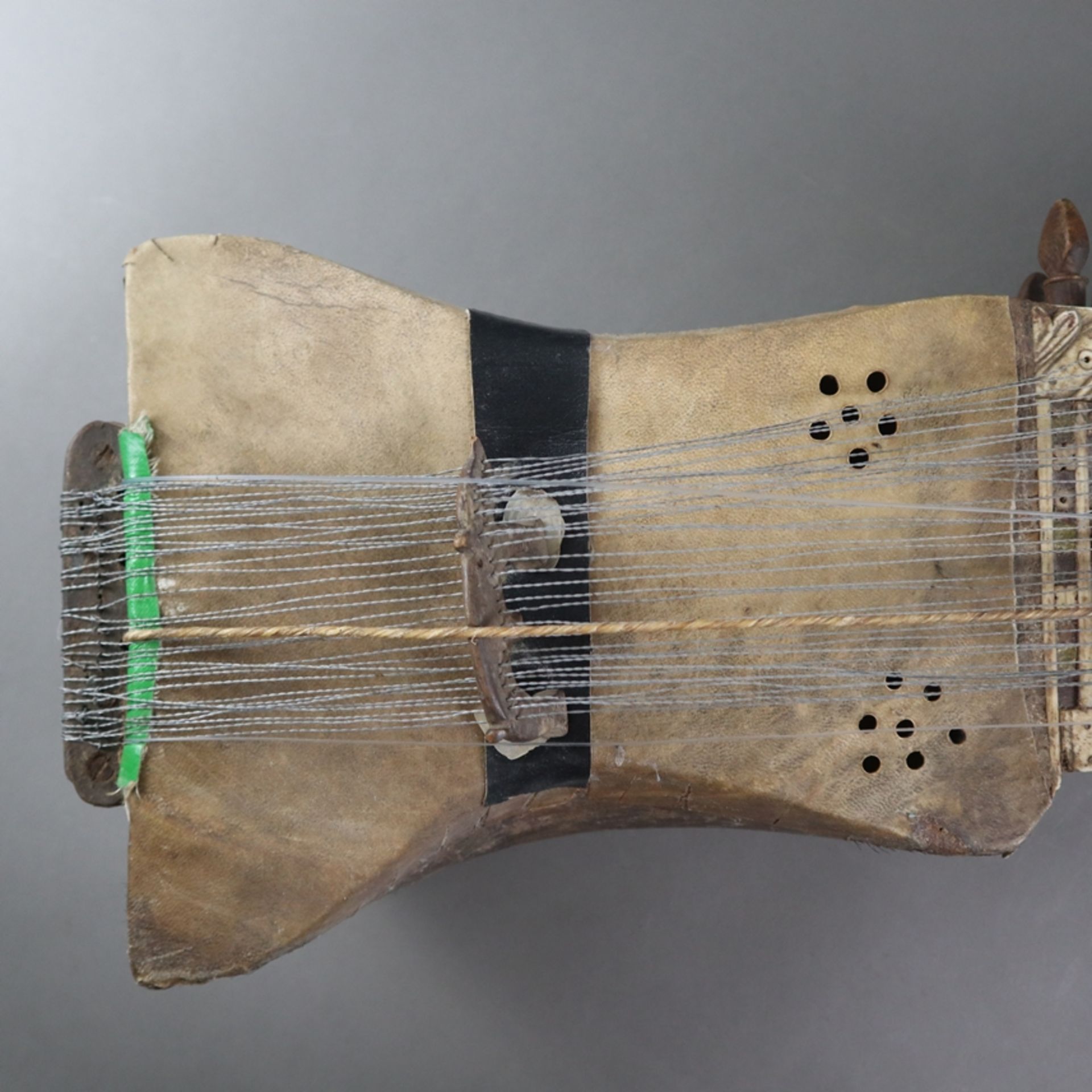 Saiteninstrument Sarangi - Indien/Pakistan/Afghanistan, Holzkorpus mit Beinelementen, asymmetrisch - Image 7 of 11