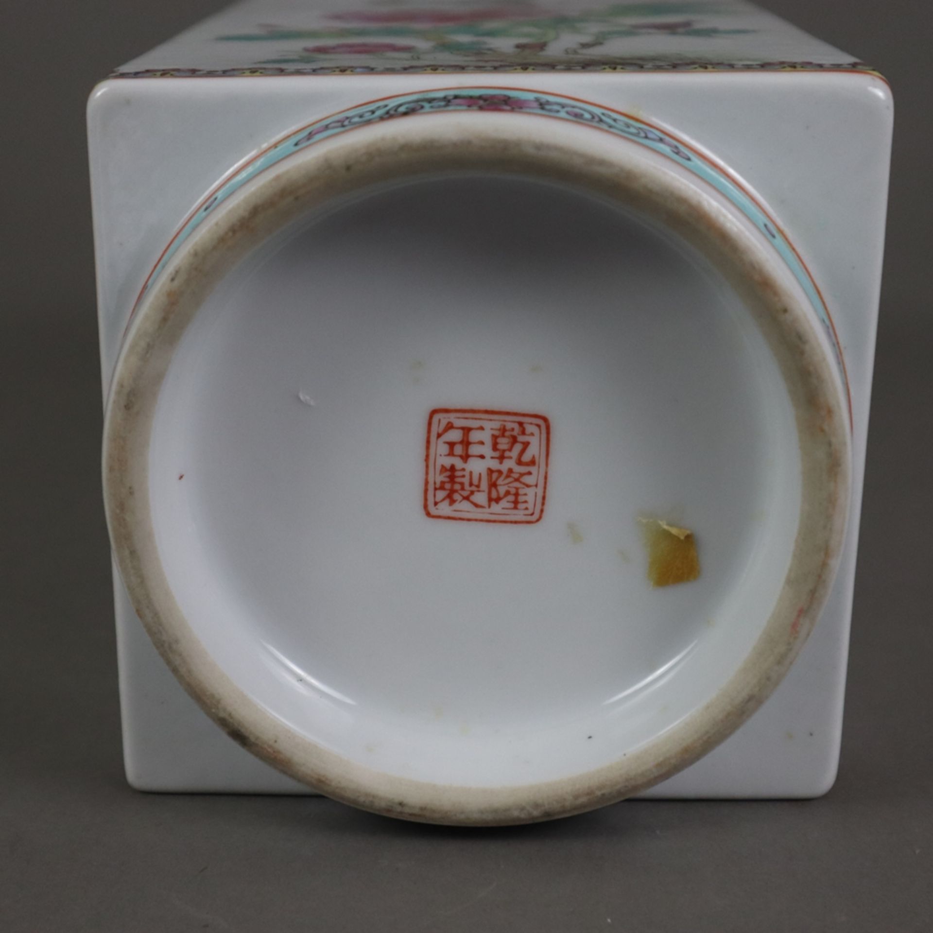 Famille rose- Vierkantvase - China, Republikzeit, Porzellan mit polychromem Dekor in Aufglasurtechn - Bild 10 aus 11