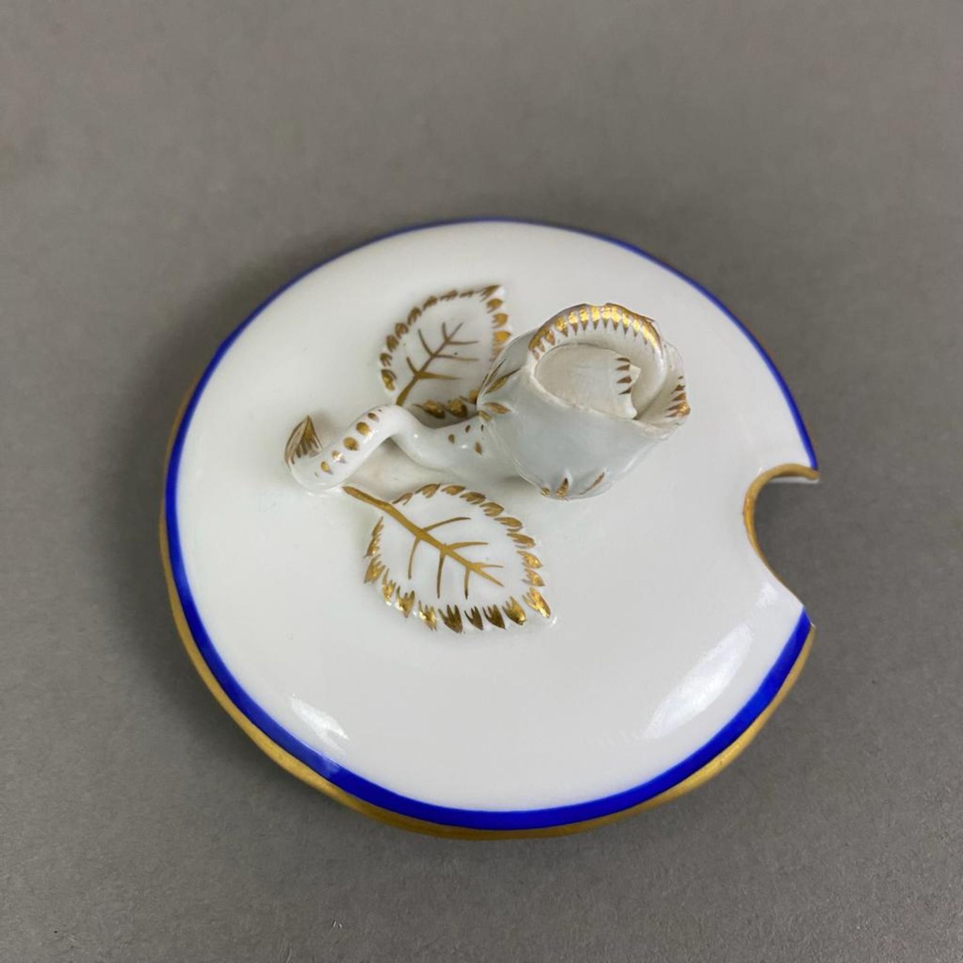 Senfgefäß - Meissen, Weißporzellan, Rand kobaltblau- und goldbemalt, fassförmiges Senfgefäß auf fes - Bild 2 aus 5