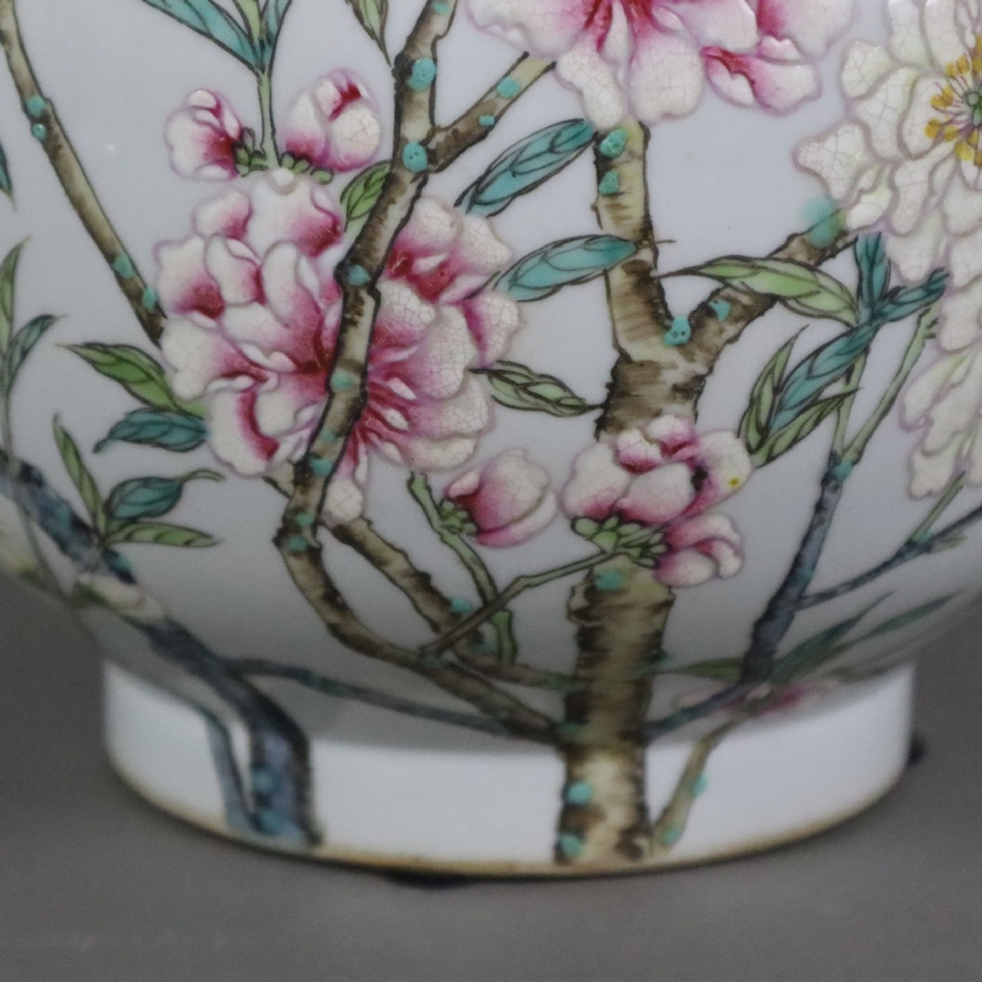 Famille Rose-Vase - China, "Yu hu chun ping"-Typus, umlaufender Dekor mit blühenden Rosenzweigen un - Bild 8 aus 9