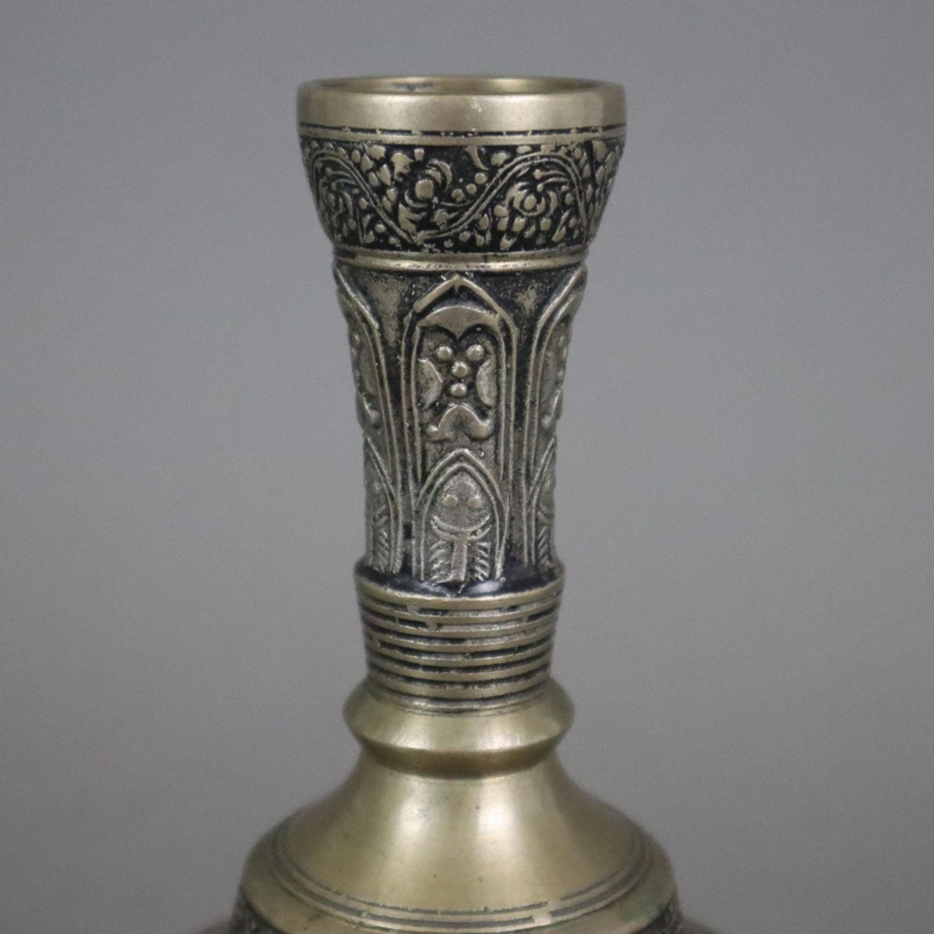 Metallvase - Weißmetall, über rundem ausgestelltem Fuß gedrückt kugeliger Korpus mit Trompetenhals, - Bild 3 aus 9