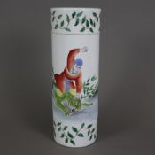 Hutständer - Porzellan, China, zylindrische Form, schauseitig großformatiges Motiv mit Tigerbändige