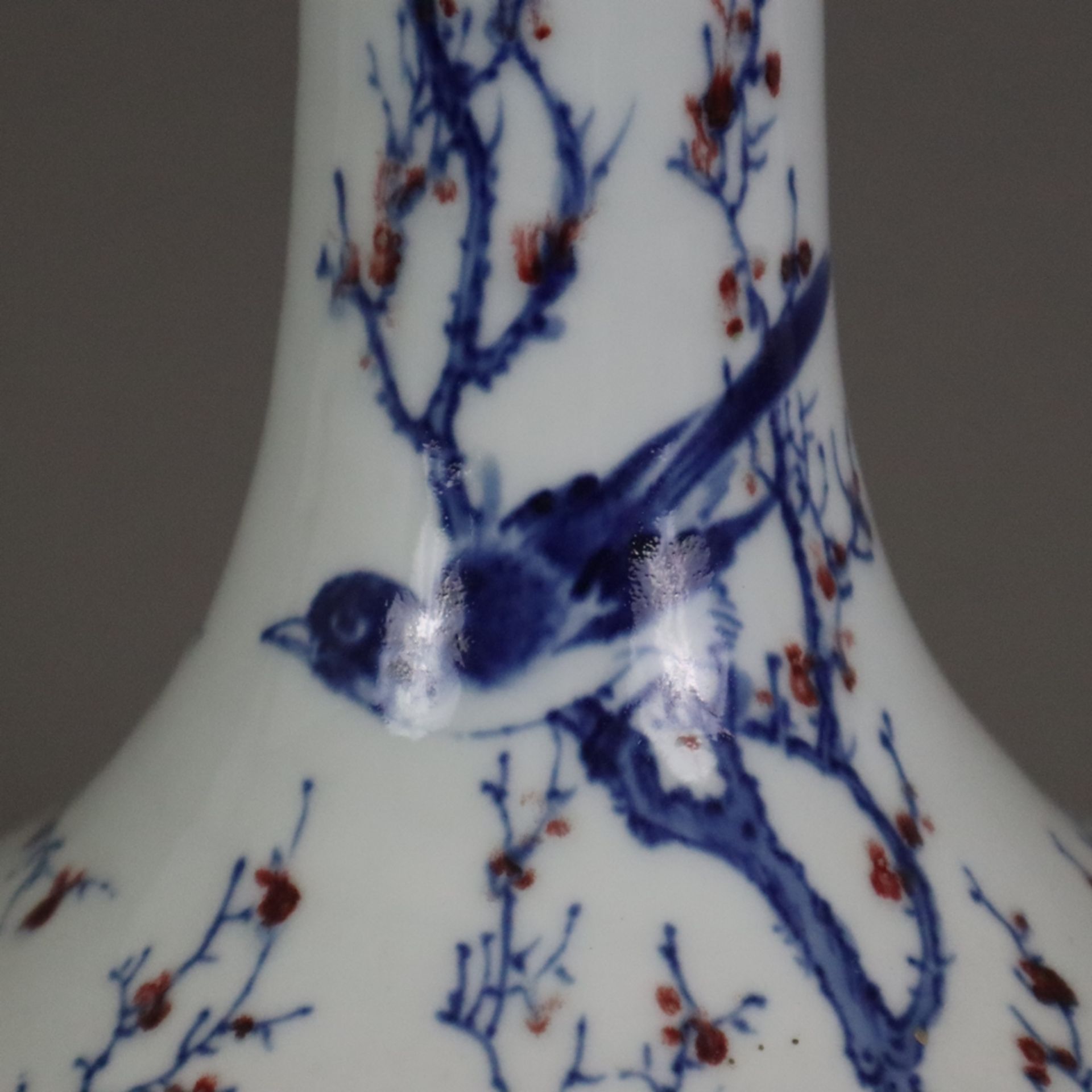 Flaschenvase - Tian qiu ping-Typus, China 1.Hälfte 20.Jh., Bemalung in Blau und Rot mit Vogelschwar - Bild 4 aus 10