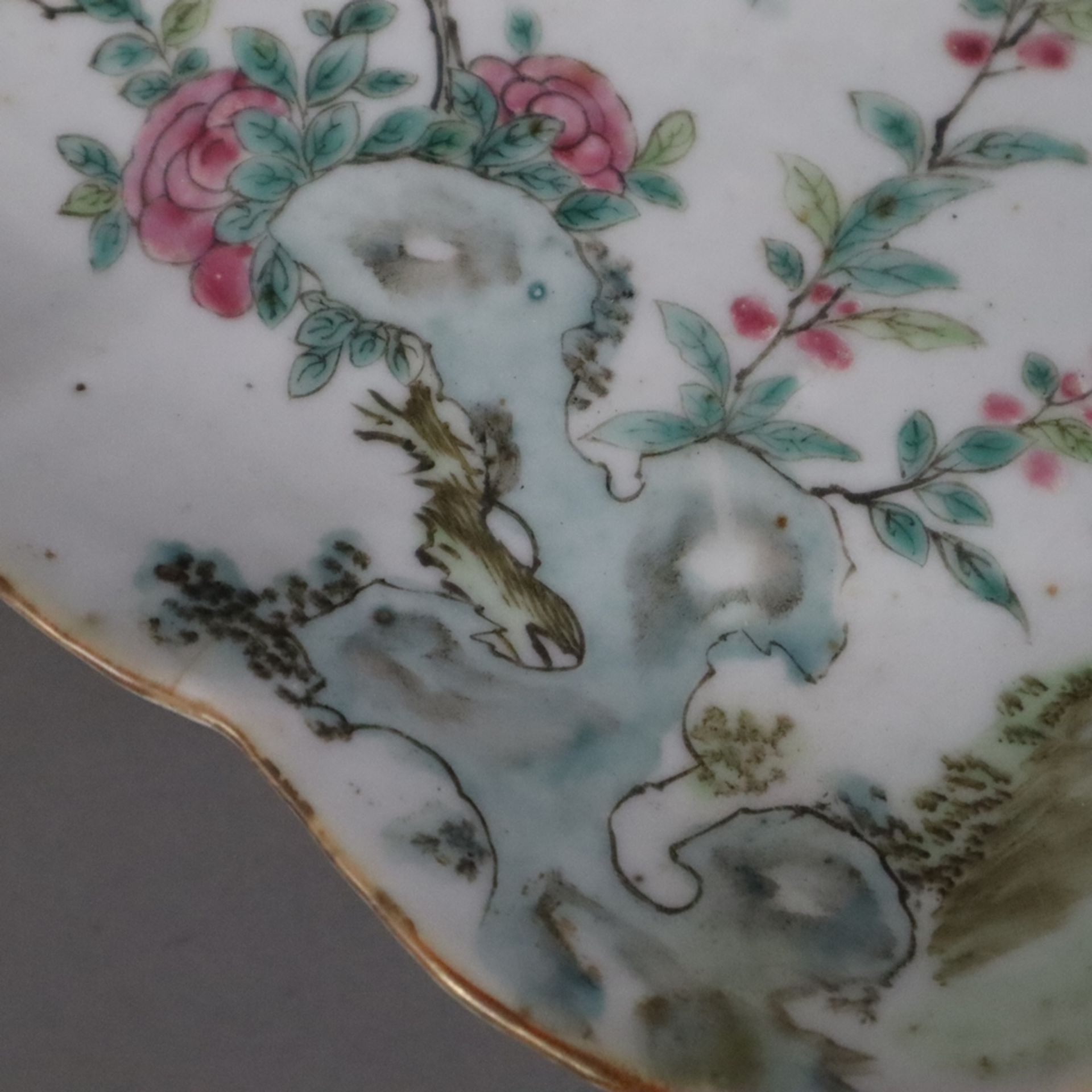Fußschale - China, passig geschweifte Form über ovalem Fuß, Bemalung mit floralen Motiven sowie Vog - Bild 5 aus 9