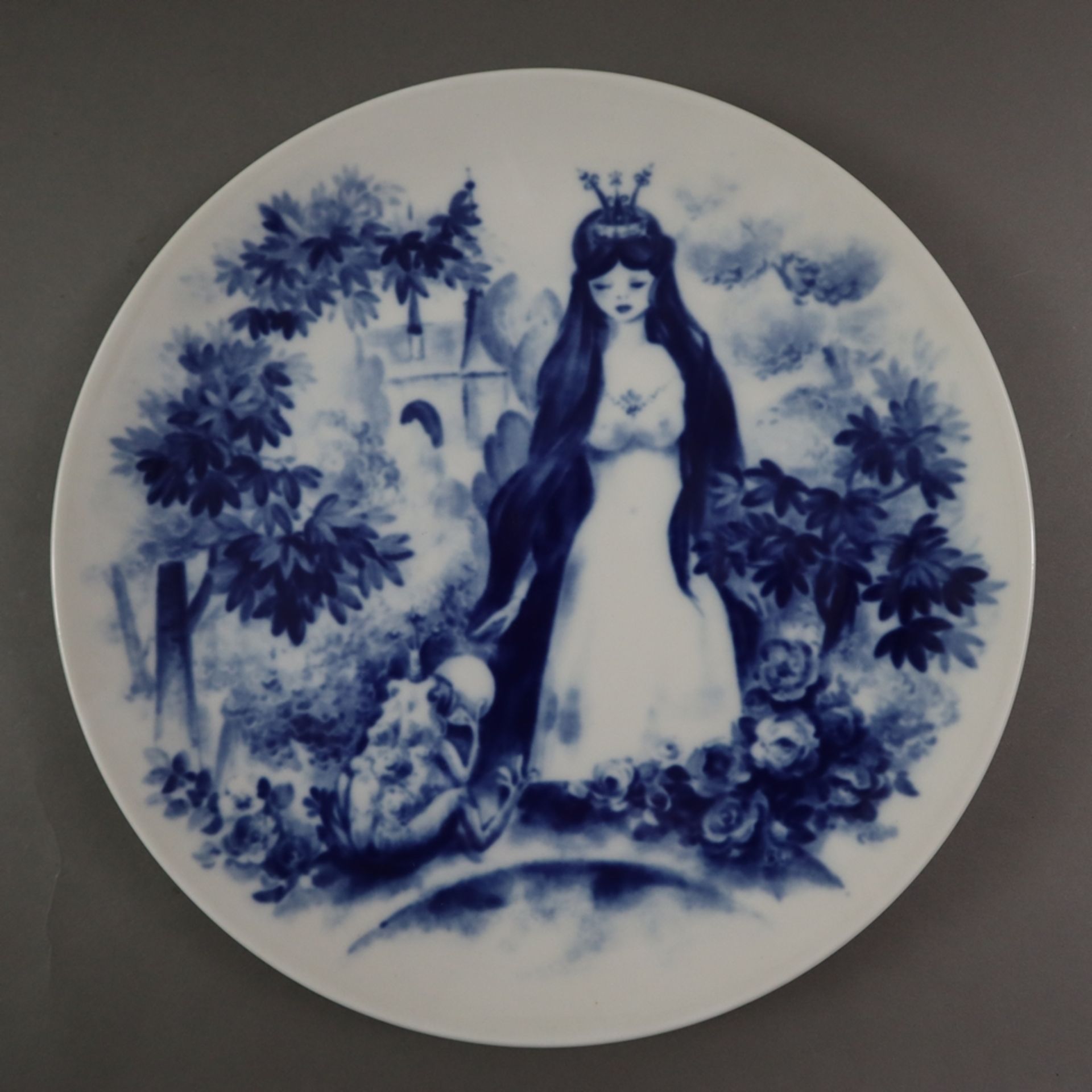 Fünf Jahresteller mit Märchenmotiven - Meissen, 20. Jh., Dekor in blauem Aquatintadruck, überwiegen - Bild 2 aus 7
