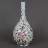 Famille Rose-Vase - China, "Yu hu chun ping"-Typus, umlaufender Dekor mit blühenden Rosenzweigen un