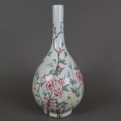 Famille Rose-Vase - China, "Yu hu chun ping"-Typus, umlaufender Dekor mit blühenden Rosenzweigen un