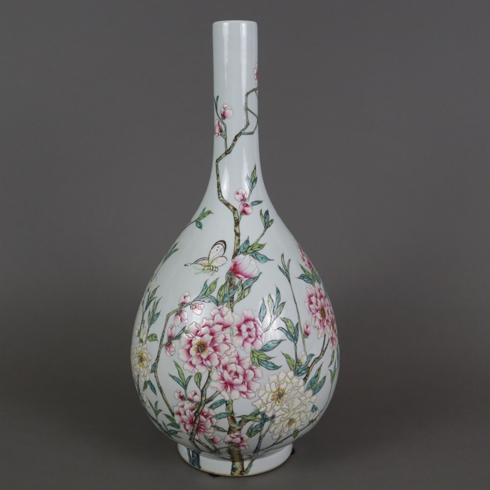 Famille Rose-Vase - China, "Yu hu chun ping"-Typus, umlaufender Dekor mit blühenden Rosenzweigen un