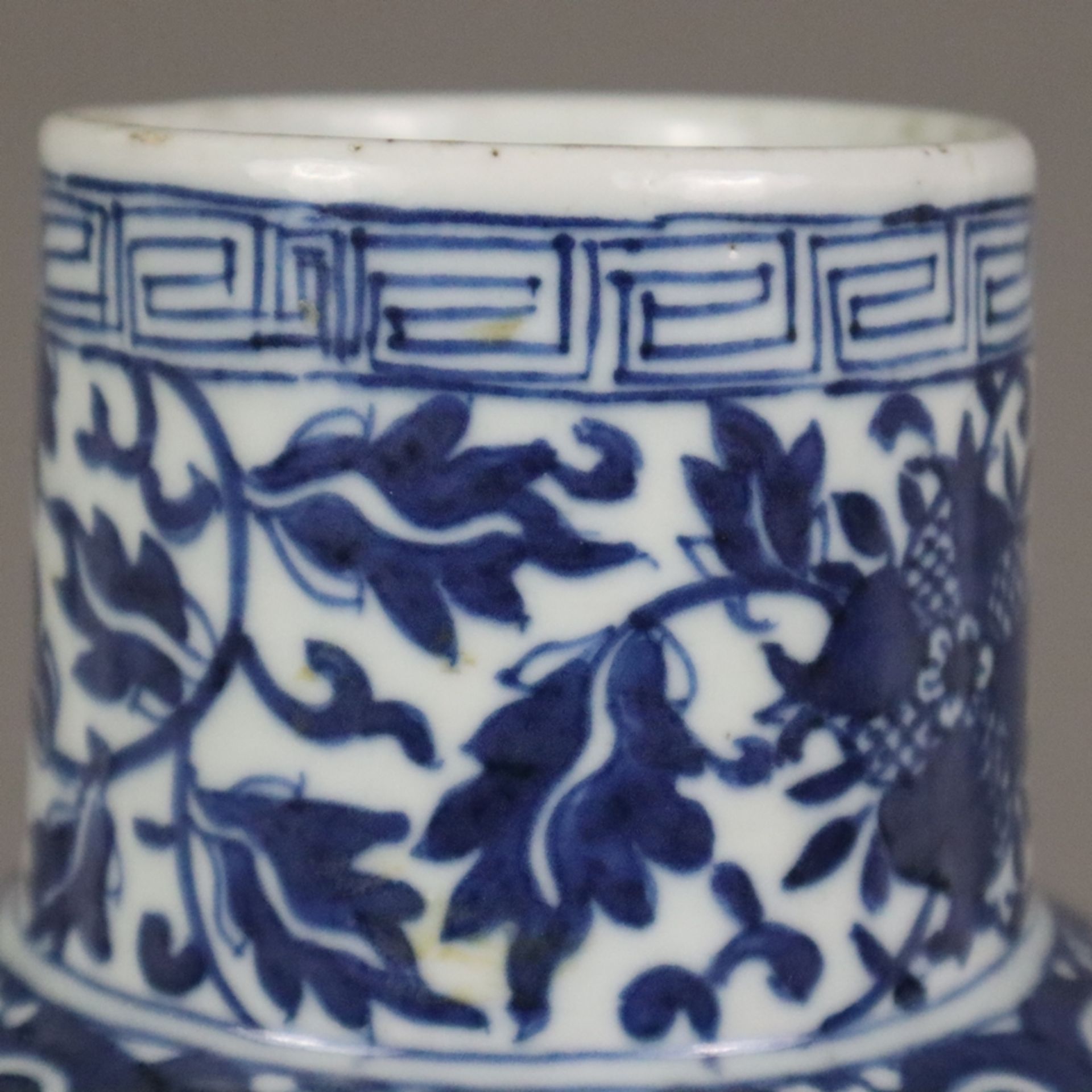Blau-weiße Balustervase - China, späte Qing-Dynastie, Porzellan, umlaufend in Unterglasurblau bemal - Bild 7 aus 9
