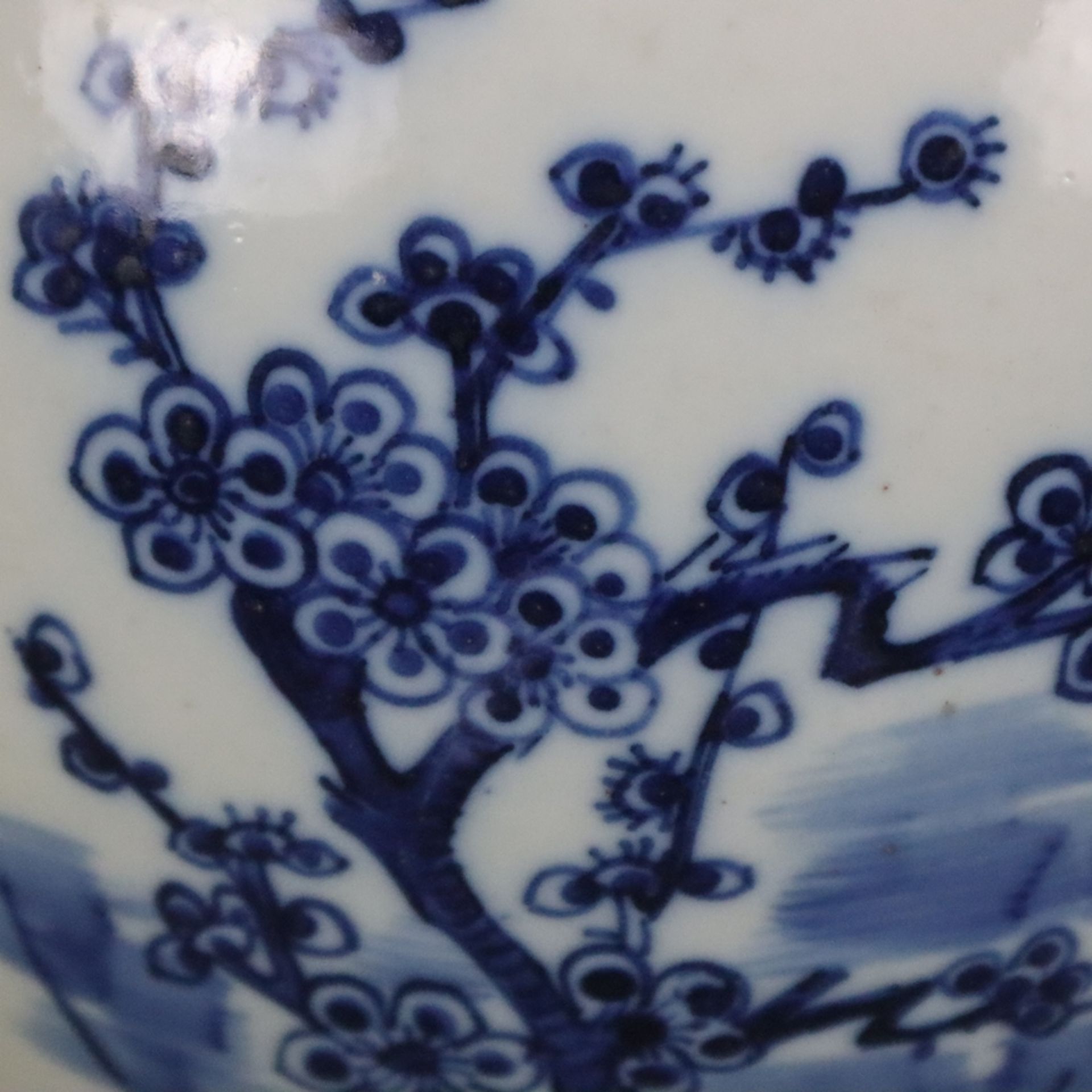 Blau-weiße Balustervase - China, späte Qing-Dynastie, Porzellan, stark gebauchte Wandung mit ausges - Bild 7 aus 9