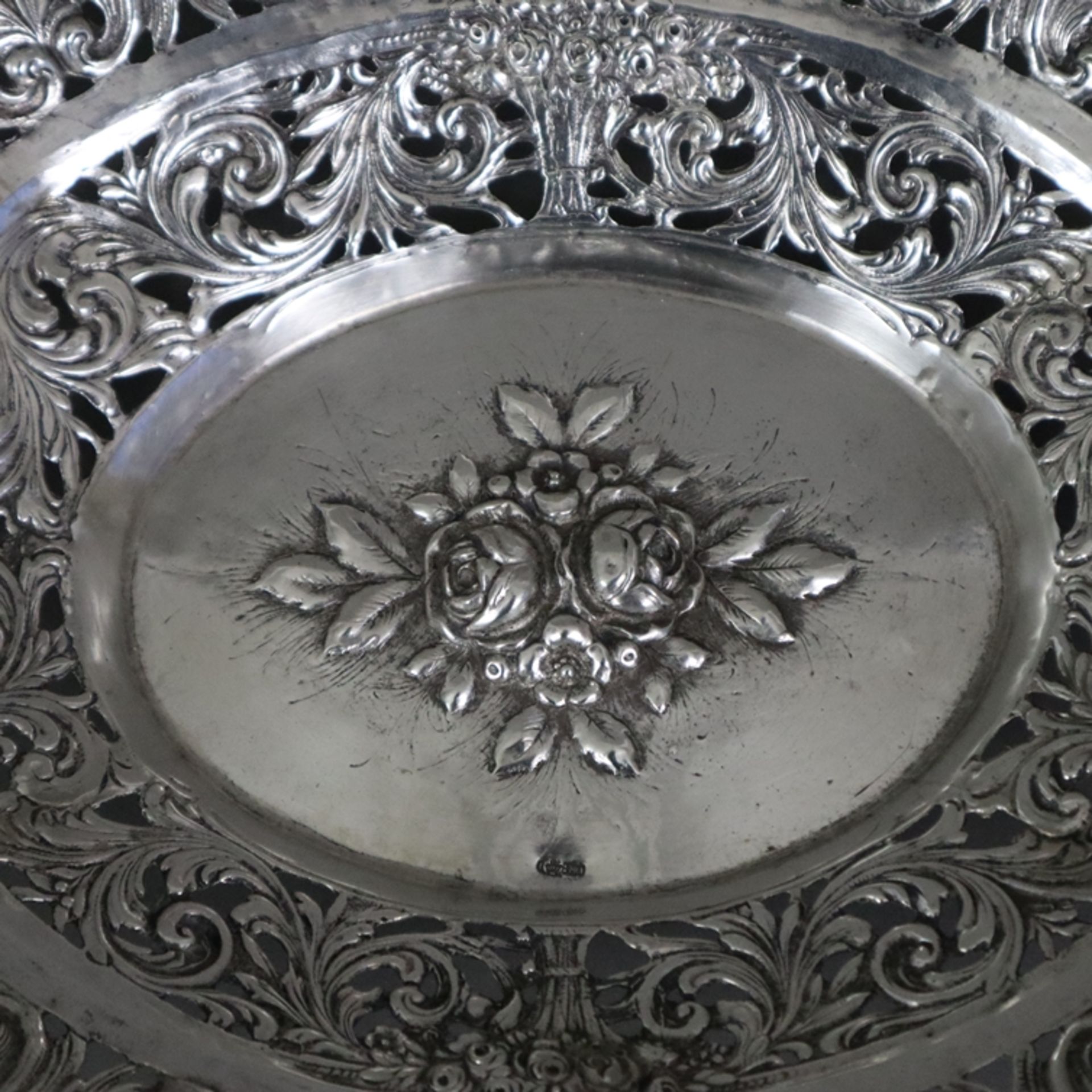 Korbschale im Barockstil - 800er Silber, ovale Form, durchbrochen gearbeiteter Rand, üppig reliefie - Bild 3 aus 7
