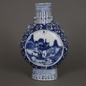 Mond-/Pilgerflasche - China, Ende 19.Jh., Porzellan mit Blaumalerei, Flaschenform mit Röhrenhals un