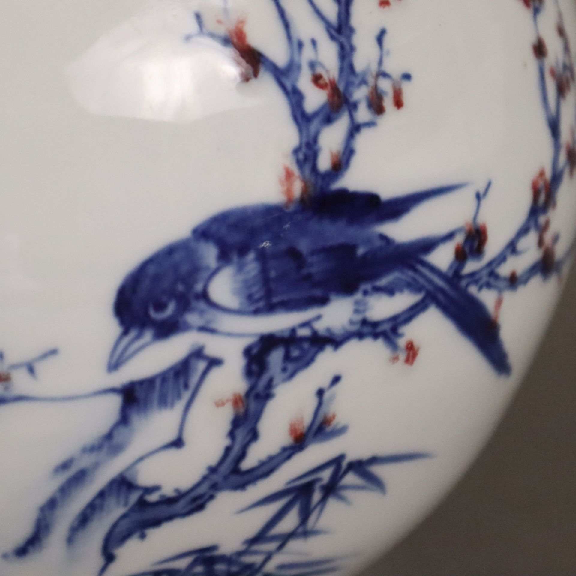 Flaschenvase - Tian qiu ping-Typus, China 1.Hälfte 20.Jh., Bemalung in Blau und Rot mit Vogelschwar - Bild 6 aus 10