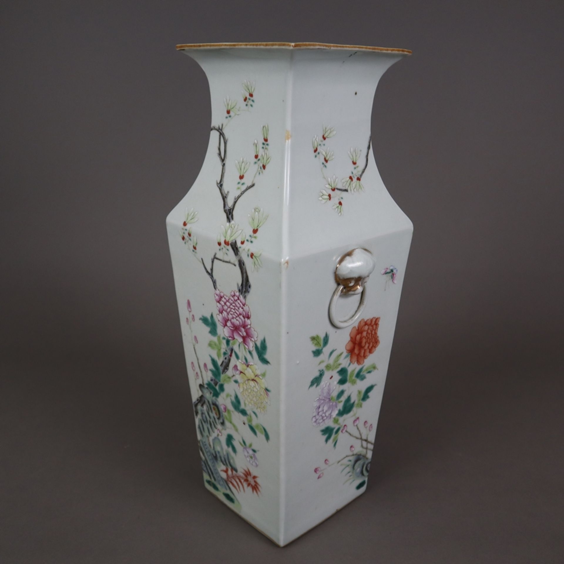 Famille rose-Vase - China, späte Qing-Dynastie, Vierkantkorpus mit reliefierten Löwenkopfhandhaben, - Bild 10 aus 12