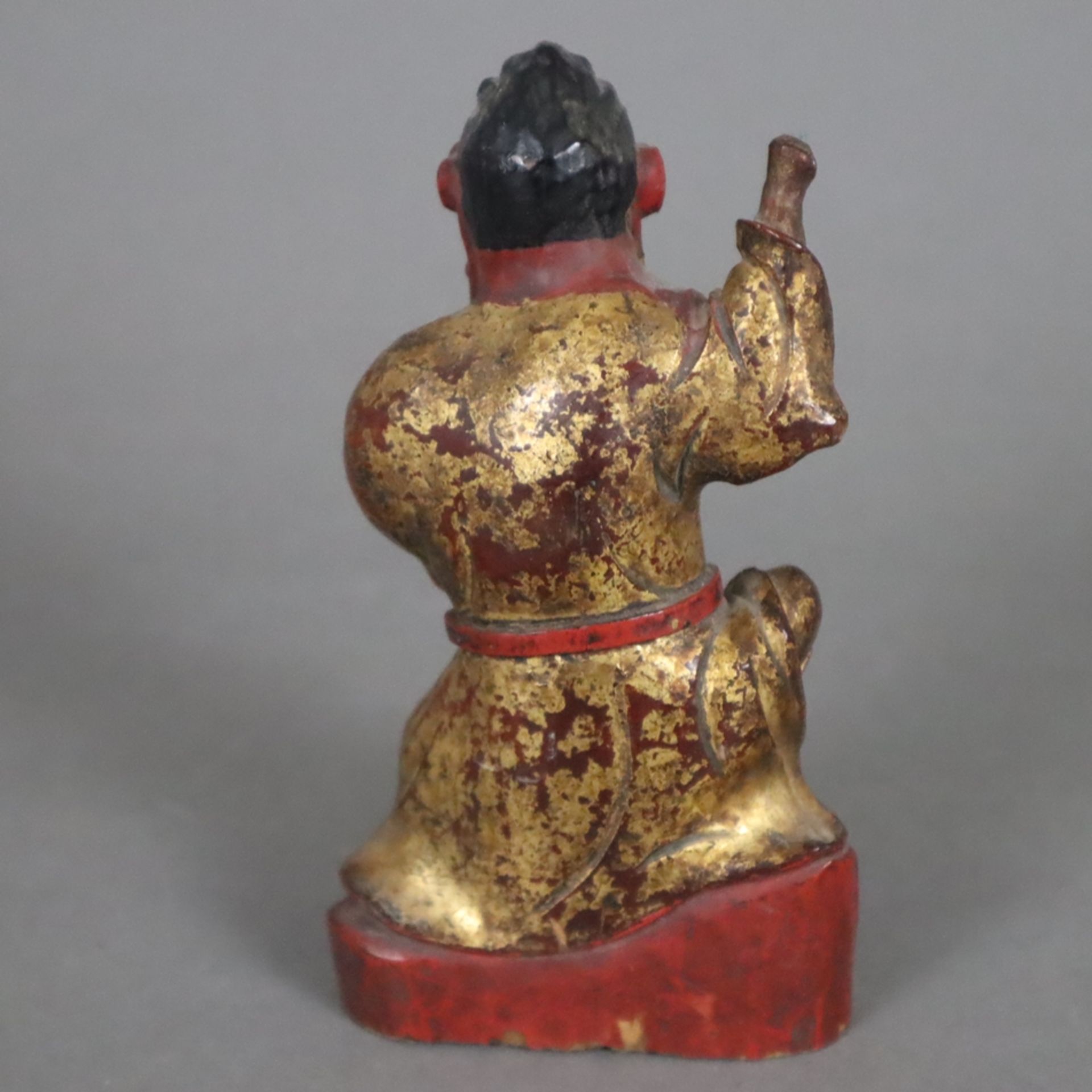 Figurine eines Wächters - China, ausgehende Qing-Dynastie, um 1900, Holzfigur vollrund geschnitzt m - Bild 5 aus 5