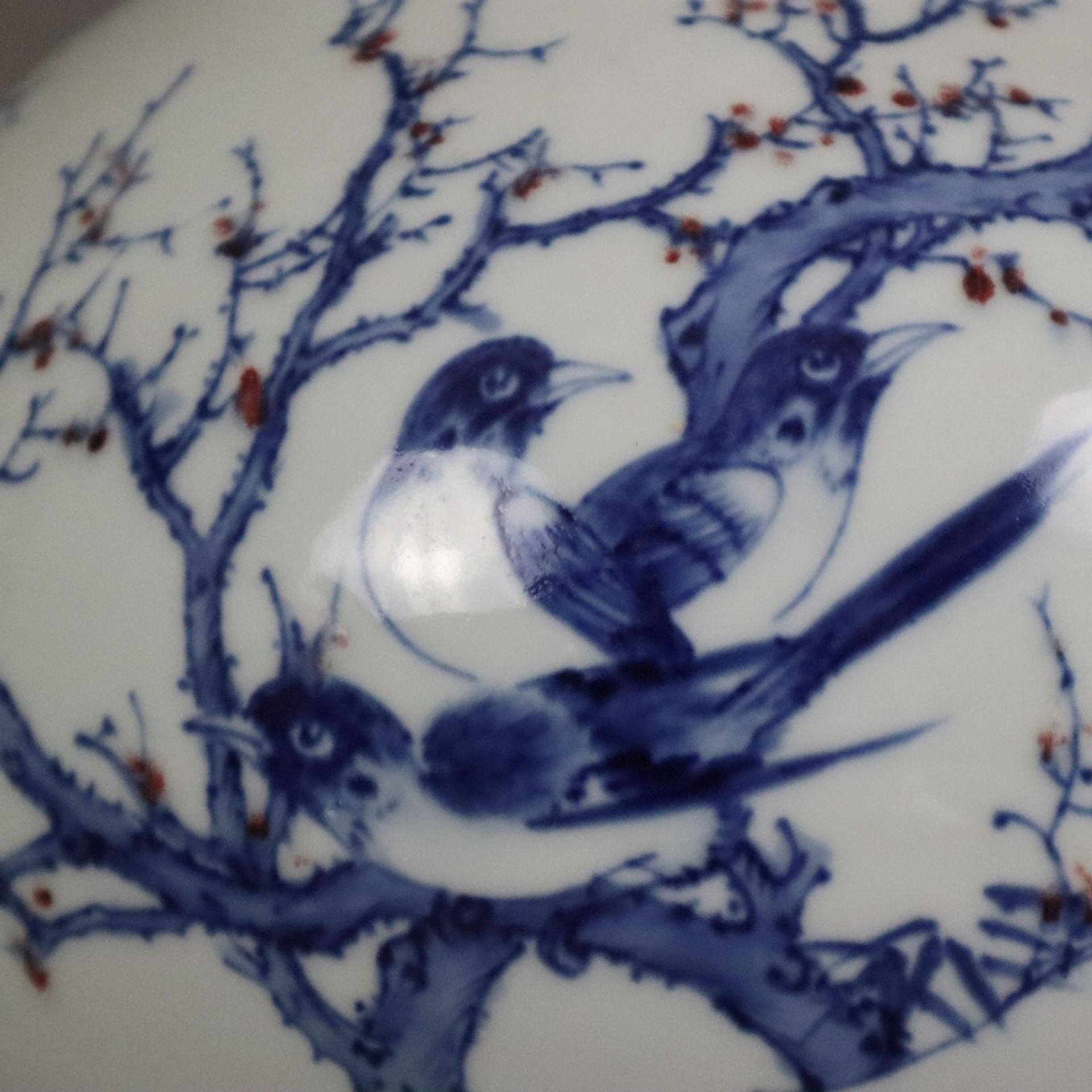 Flaschenvase - Tian qiu ping-Typus, China 1.Hälfte 20.Jh., Bemalung in Blau und Rot mit Vogelschwar - Bild 5 aus 10