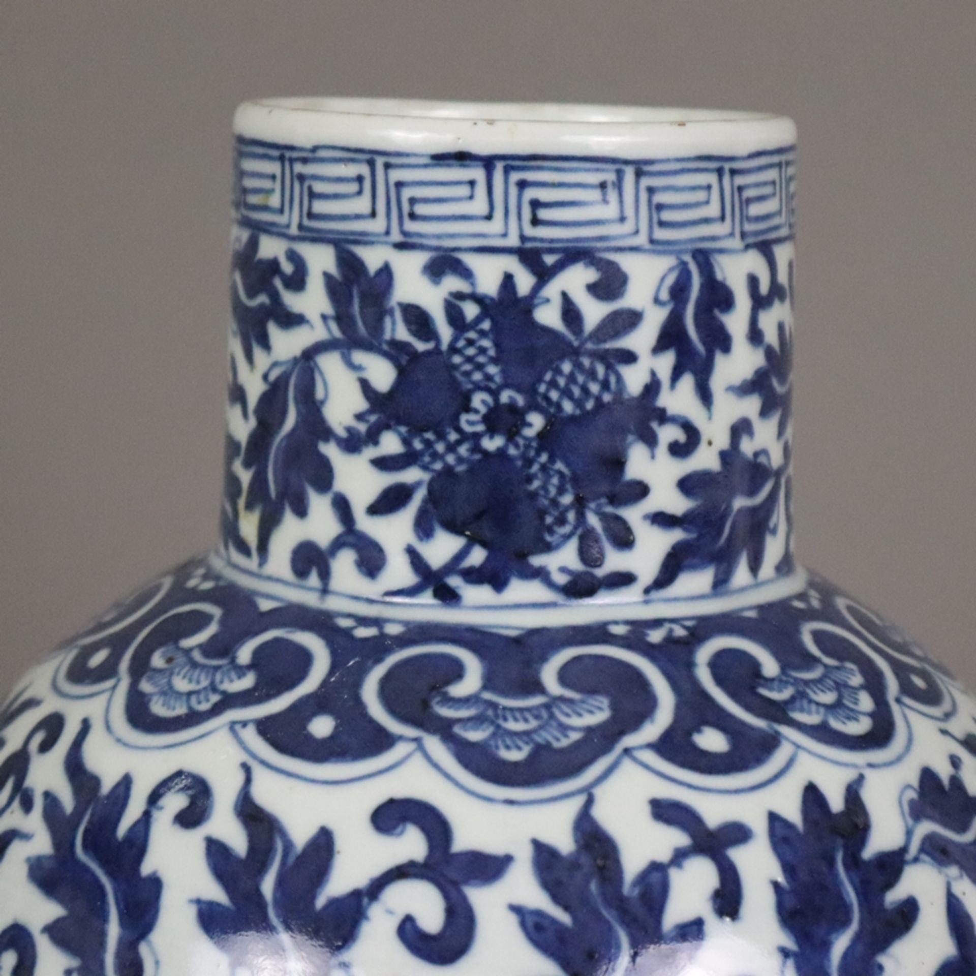 Blau-weiße Balustervase - China, späte Qing-Dynastie, Porzellan, umlaufend in Unterglasurblau bemal - Bild 3 aus 9