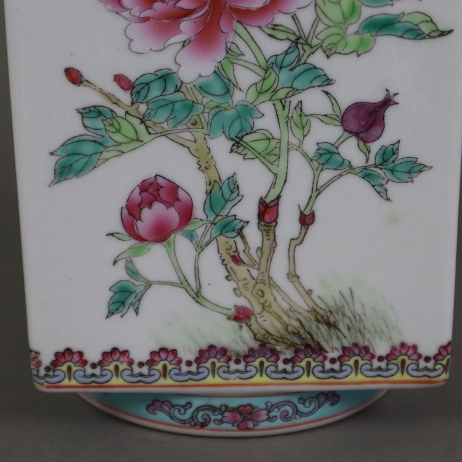 Famille rose- Vierkantvase - China, Republikzeit, Porzellan mit polychromem Dekor in Aufglasurtechn - Bild 8 aus 11