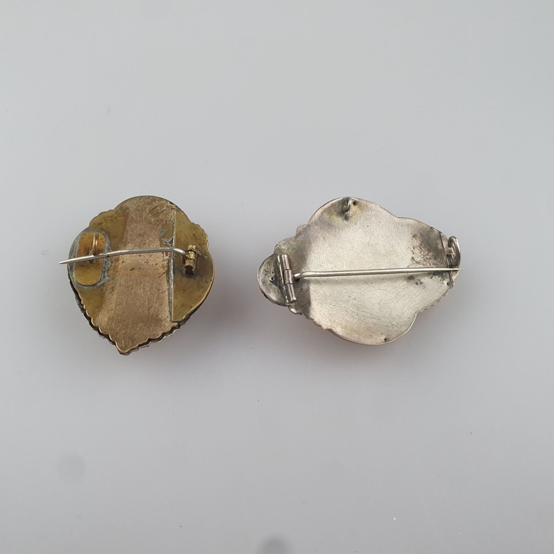 Zwei antike Broschen -19.Jh.- 1 Brosche/Anhänger, Schauseite aus Schaumgold aufwändig dekoriert, ca - Bild 4 aus 4