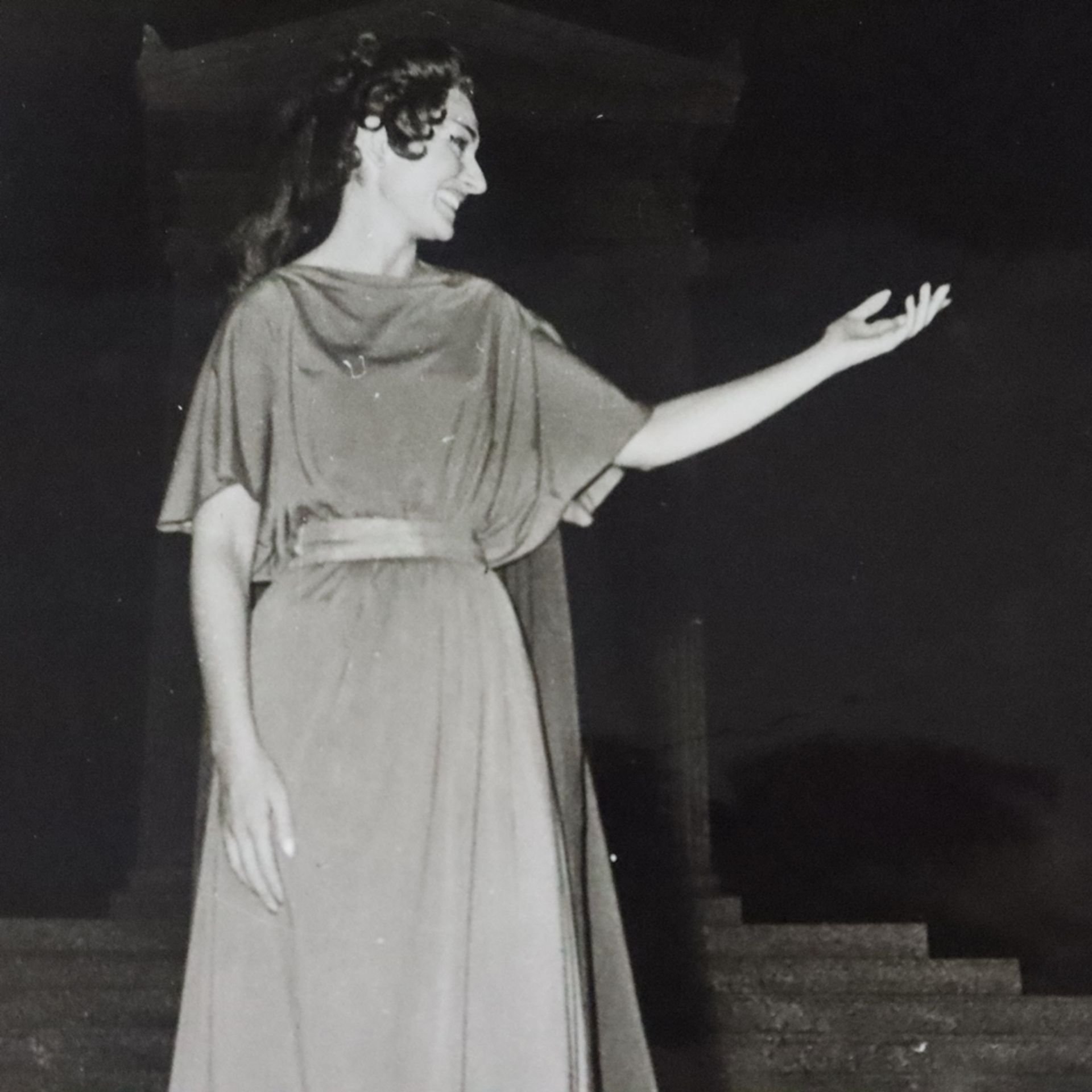 Konvolut zum 100. Geburtstag von Maria Callas (2.12.1923 New York -16. 9.1977 Paris) - 3 s/w Fotogr - Bild 4 aus 8