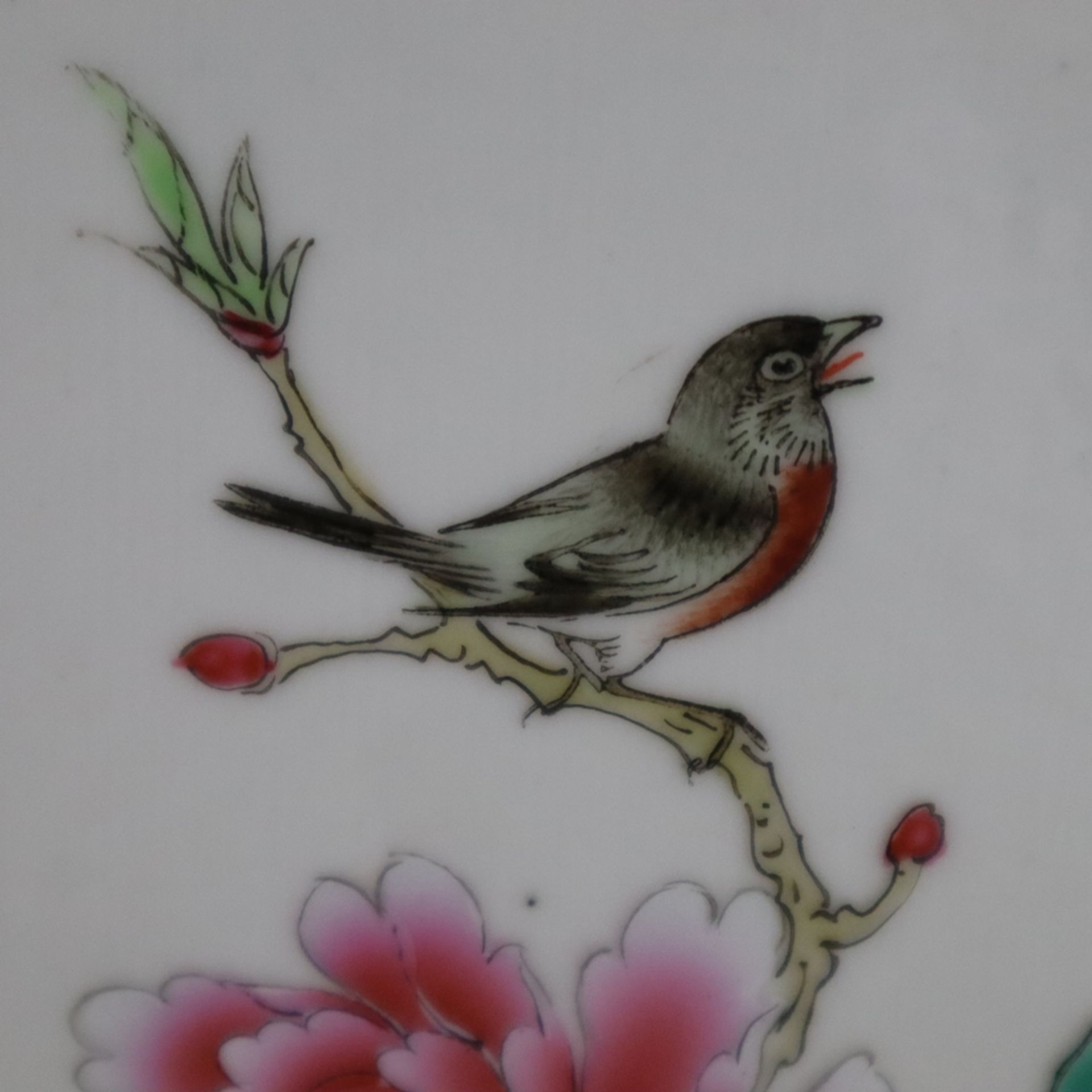 Famille rose- Vierkantvase - China, Republikzeit, Porzellan mit polychromem Dekor in Aufglasurtechn - Bild 7 aus 11