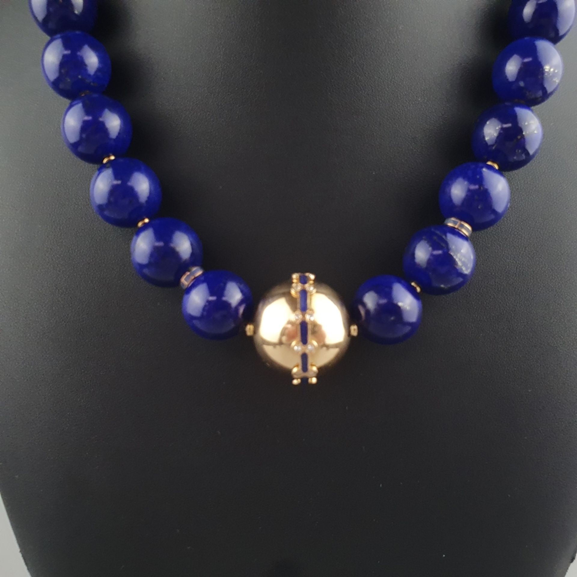 Imposante Lapislazuli-Halskette mit 18K-Goldschließe und Diamantbesatz - 26 fein polierte tiefblaue - Image 3 of 7